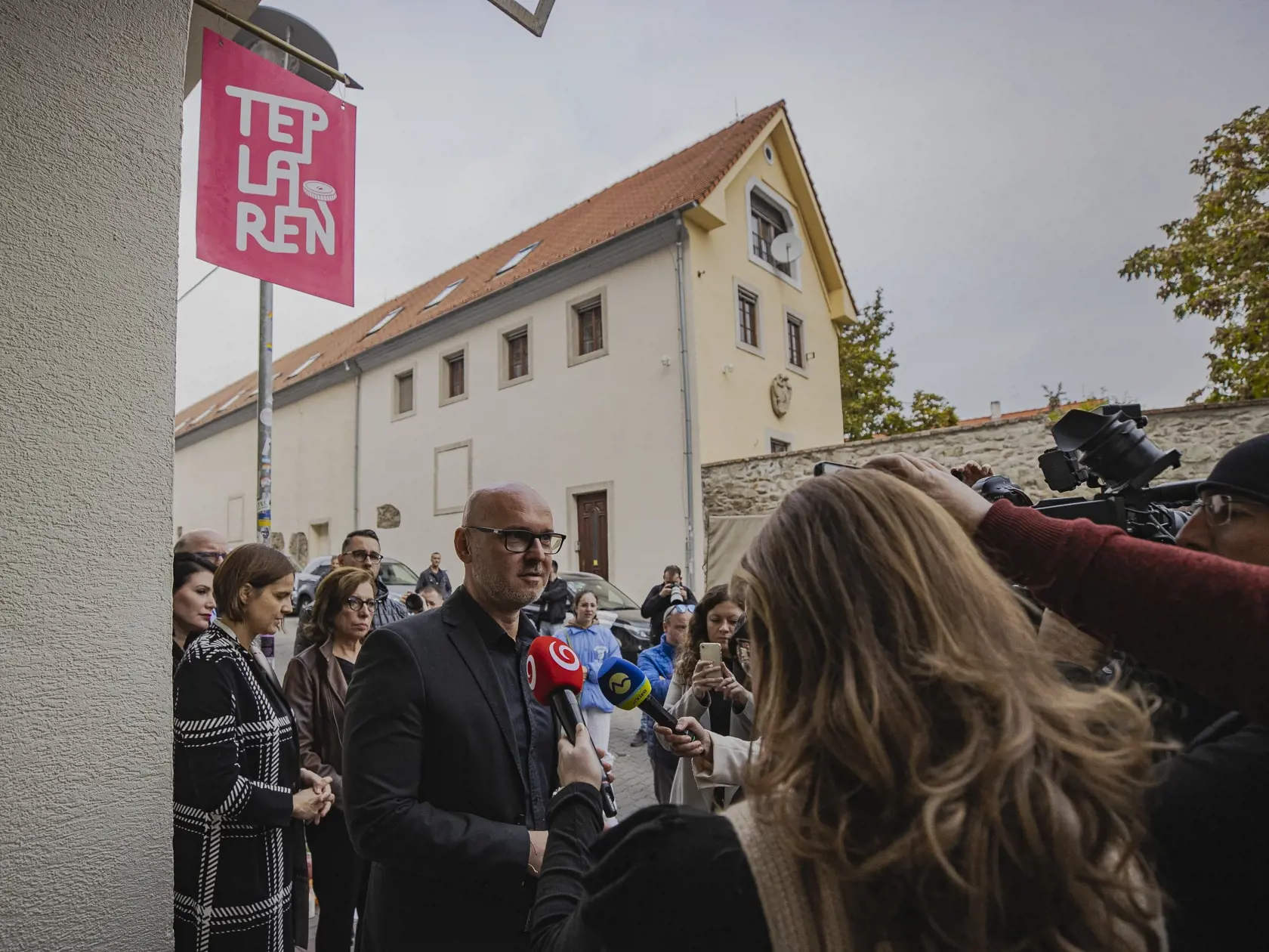 Na Zámockej ulici v Bratislave prišlo k streľbe po ktorej zostali na ulici ležať telá dvoch obetí. Na snímke miesto činu pred barom Tepláreň.