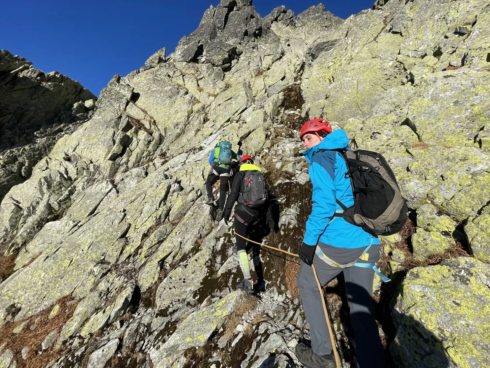 Na snímke turisti počas výstupu na Gerlachovský štít, najvyššieho vrchu Tatier, Slovenska aj celých Karpát. Vo Vysokých Tatrách dňa 4. novembra 2021. FOTO TASR - Erika Ďurčová
