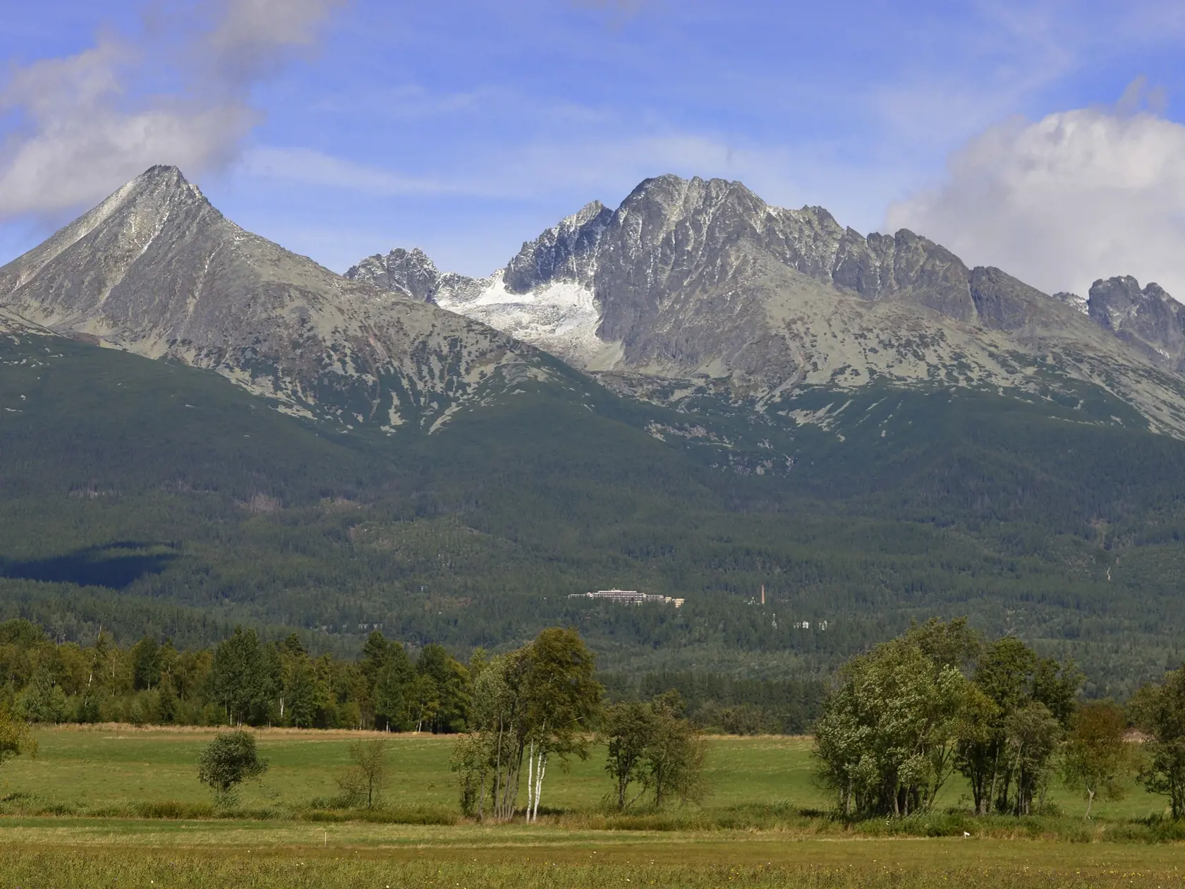 Na snímke vľavo Končistá, vpravo Gerlachovský štít od Mengusoviec s popraškom snehu. Mengusovce 24. septembra 2021. FOTO TASR - Milan Kapusta
