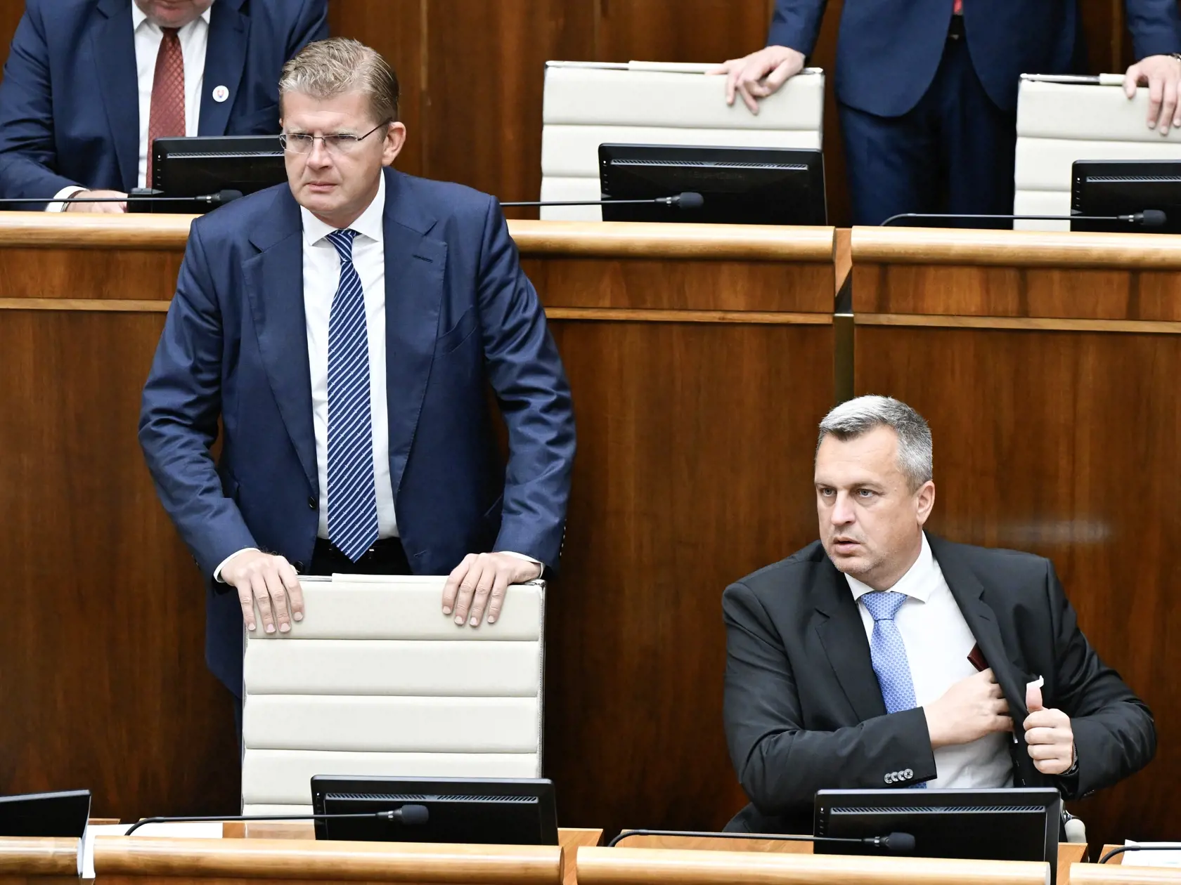 Na snímke zľava podpredsedovia NRSR Peter Žiga (Hlas-SD)a Andrej Danko (SNS) počas mimoriadneho zasadnutia Národnej rady SR o odvolaní podpredsedu NRSR Michala Šimečku (PS) 12. septembra 2024 v Bratislave.