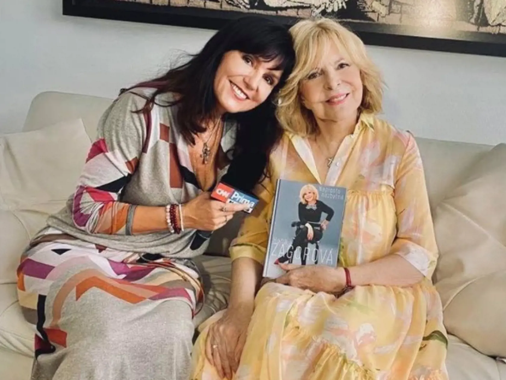 Hanka Zagorová s knižkou spomienok, ktorá vyšla pri príležitosti jej jubilea. Na foto s exmanžlekou Petra Jandu Martou, moderátorkou relácie Show Time na TV Prima.