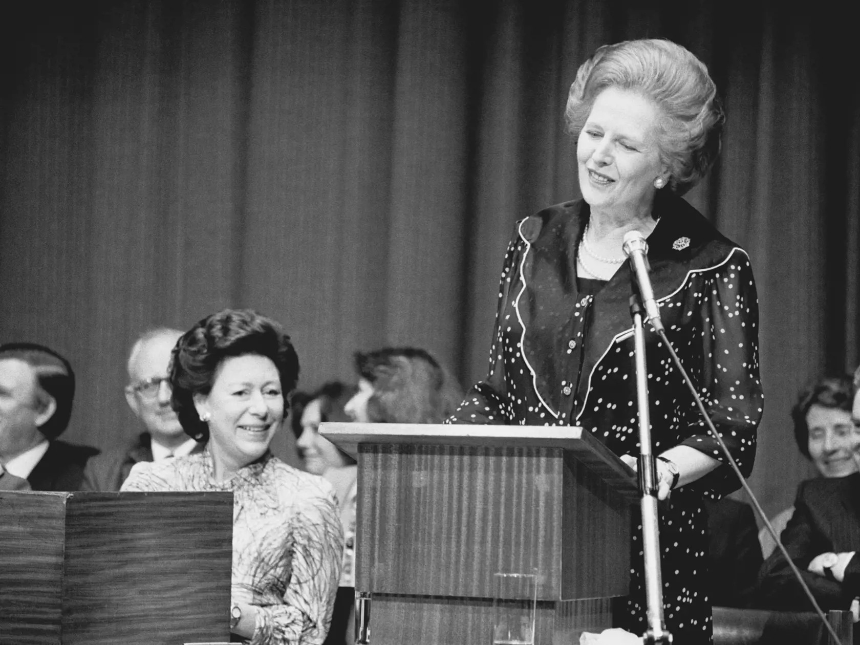 Margharet Thatcher spolu s princeznou Margaret na volebnom zasadnutí vlády.