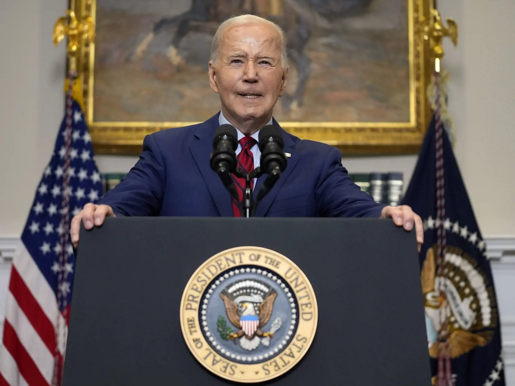 Americký prezident Joe Biden vo štvrtok prelomil mlčanie o propalestínskych protestoch na univerzitách a vyhlásil, že Spojené štáty nie sú autoritárskou krajinou, no je potrebné zaistiť poriadok. Zdôraznil, že na univerzitných kampusoch nie je miesto pre antisemitizmus. Biden zároveň poukázal na to, že je potrebné zachovať rovnováhu medzi právom na pokojný protest a potrebou zabrániť násiliu.