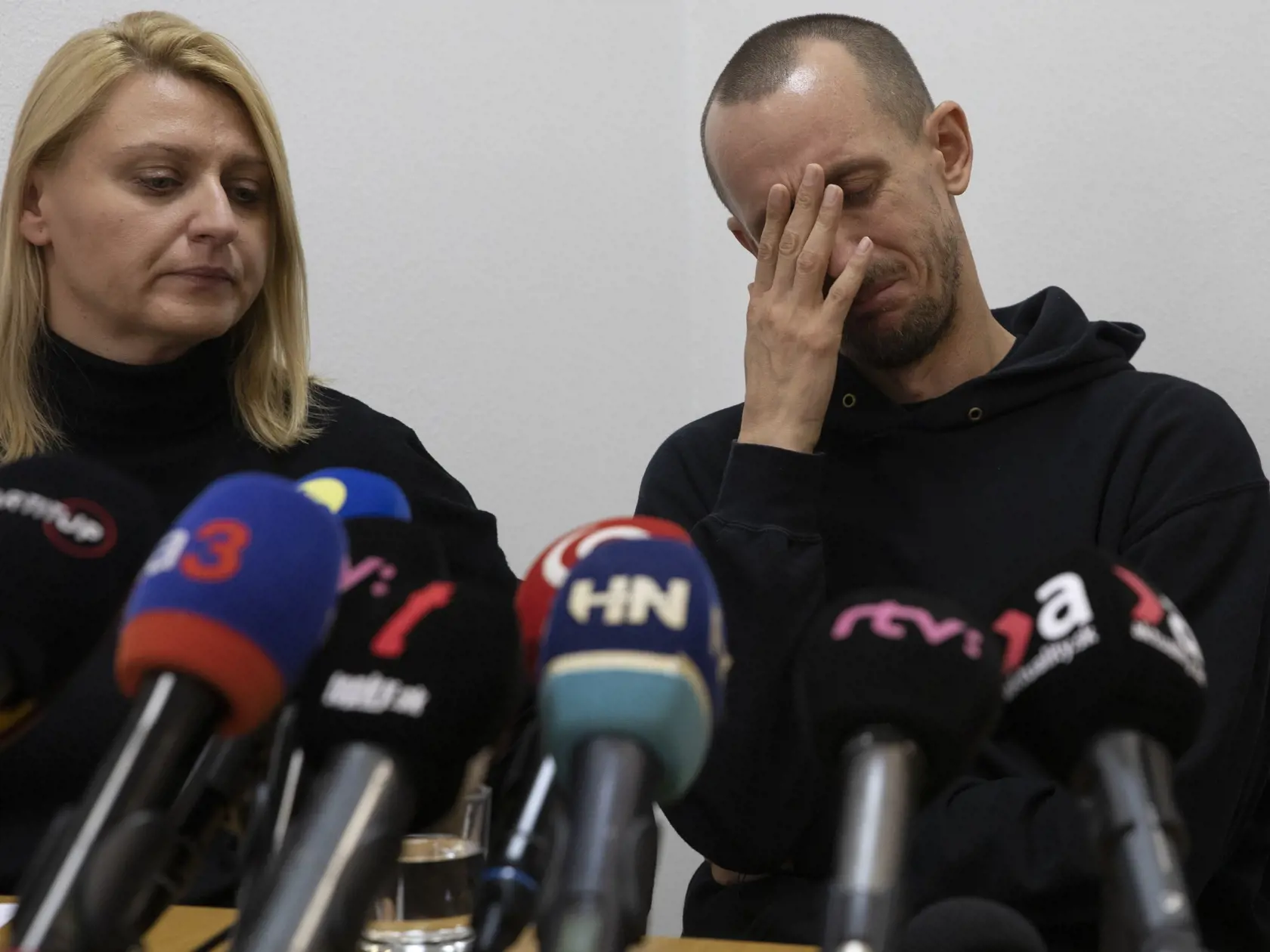 Roman Samotný, majiteľ klubu Tepláreň, kde zavraždili dvoch mužov vyjadril ľútosť nad celou situáciou. Obete boli jeho priatelia. Bar už opätovne asi neotvoria.