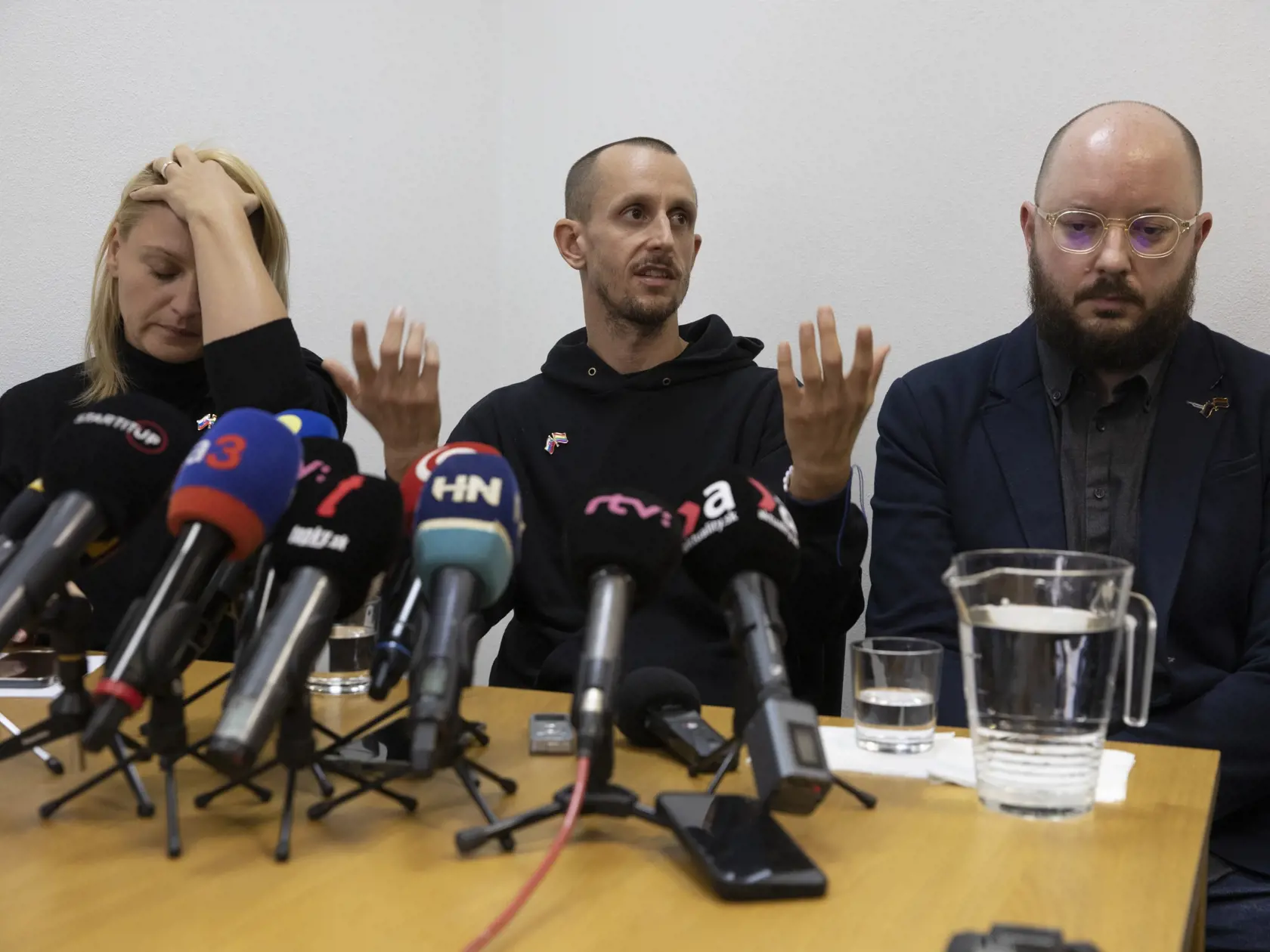 V strede Roman Samotný, majiteľ klubu Tepláreň, kde zavraždili dvoch mužov. Na fotke s Janou Jablonickou-Zezulovou a Martinom Mackom z Iniciatívnej inakosti.
