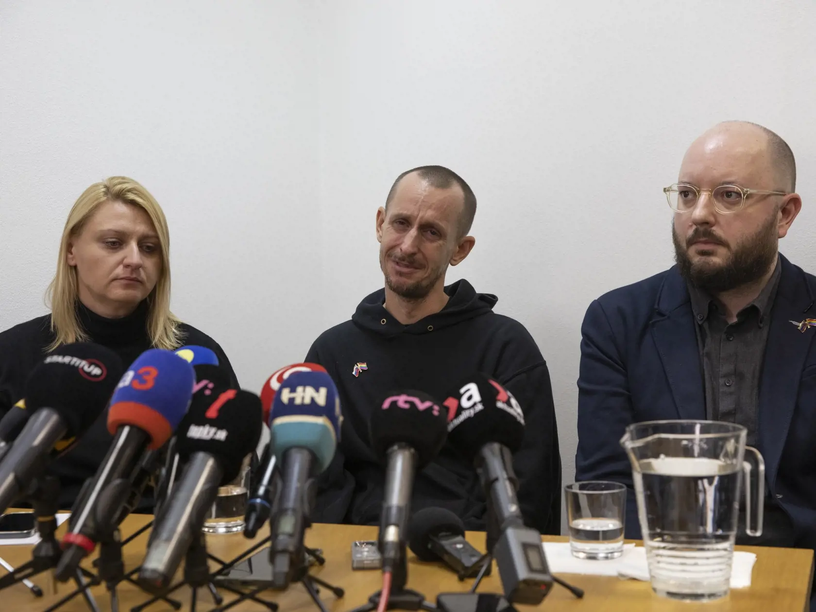Roman Samotný, majiteľ klubu Tepláreň, kde zavraždili dvoch mužov sa počas tlačovej konferencie rozplakal. Obete boli jeho priatelia.