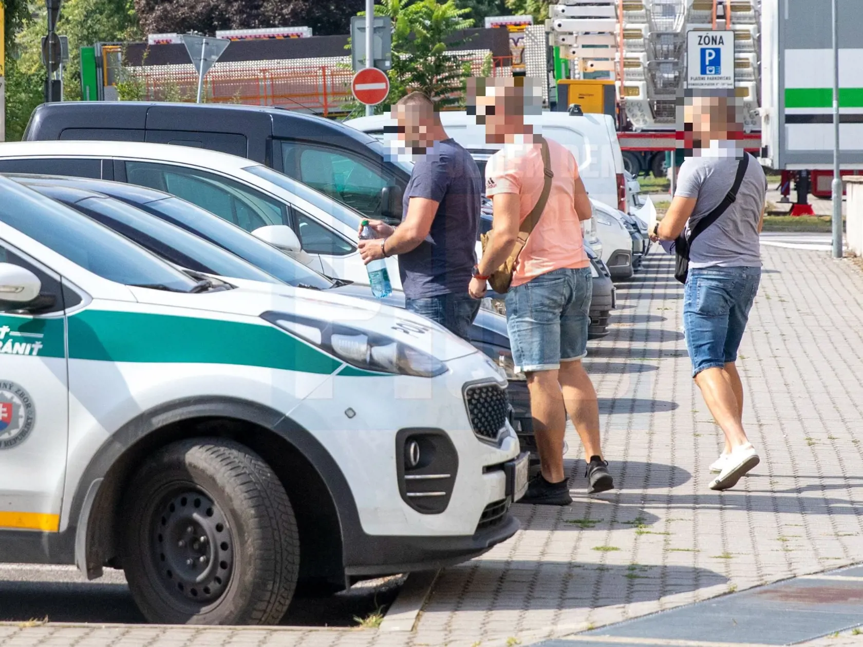 S putami na rukách a minerálkou. Tak vyvádzali z budovy polície strelca z Čachtíc.