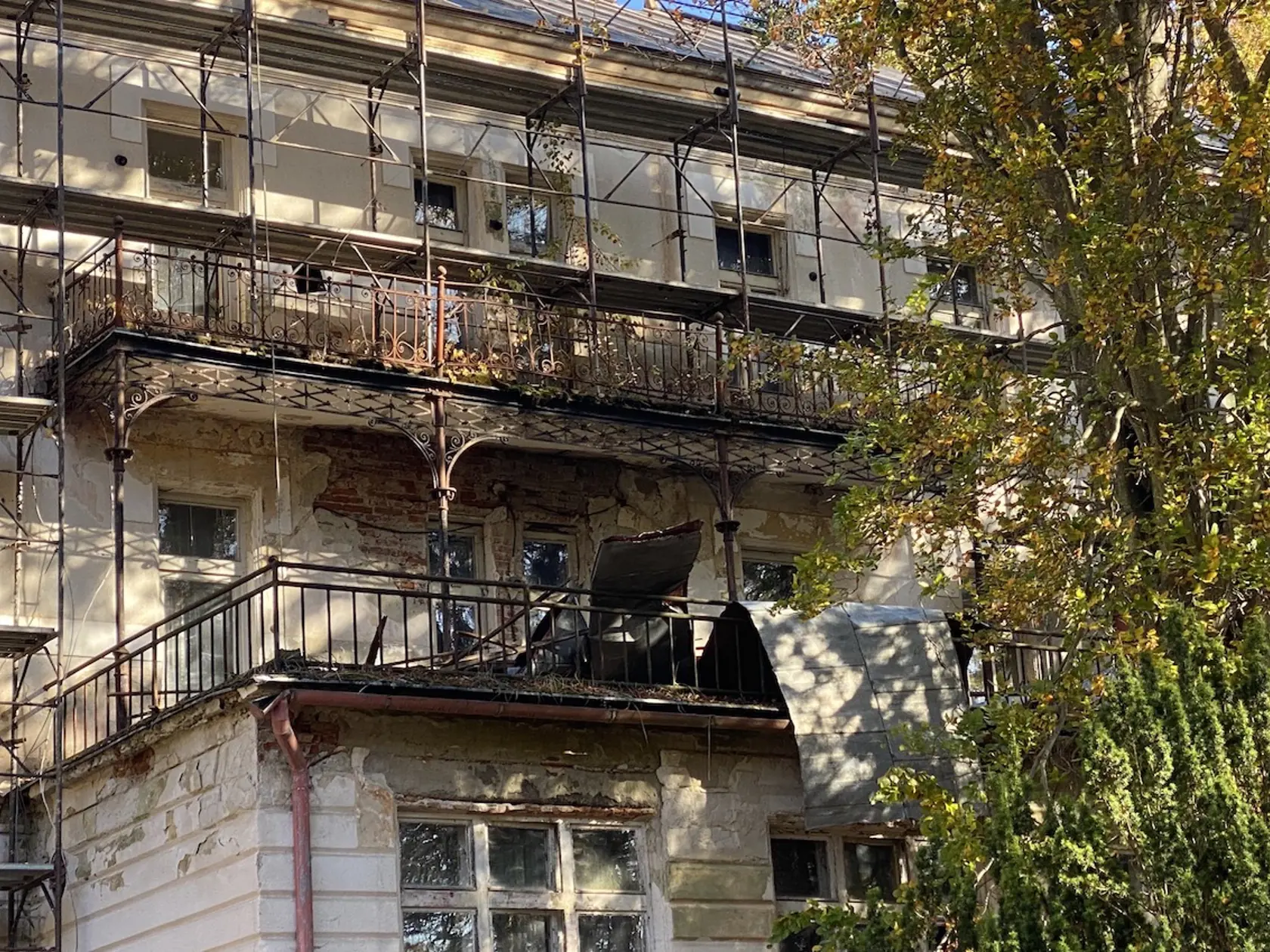 Hotel Széchenyi bol v čase výstavby v roku 1895 moderný, postavili ho v historizujúcom tzv. švajčiarskom štýle.