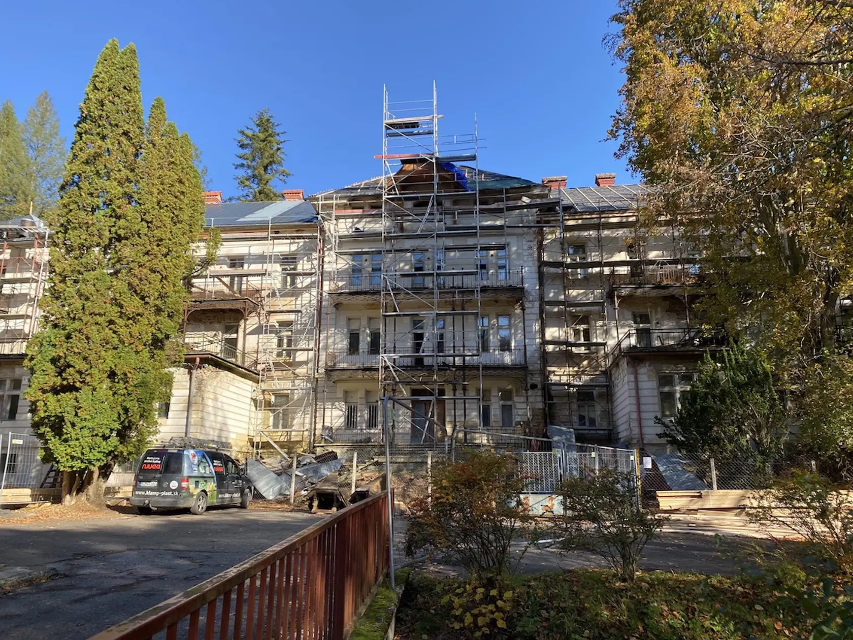 Hotel Dukla, pri výstavbe pomenovaný Hotel Széchenyi, sa dočkal obnovy.