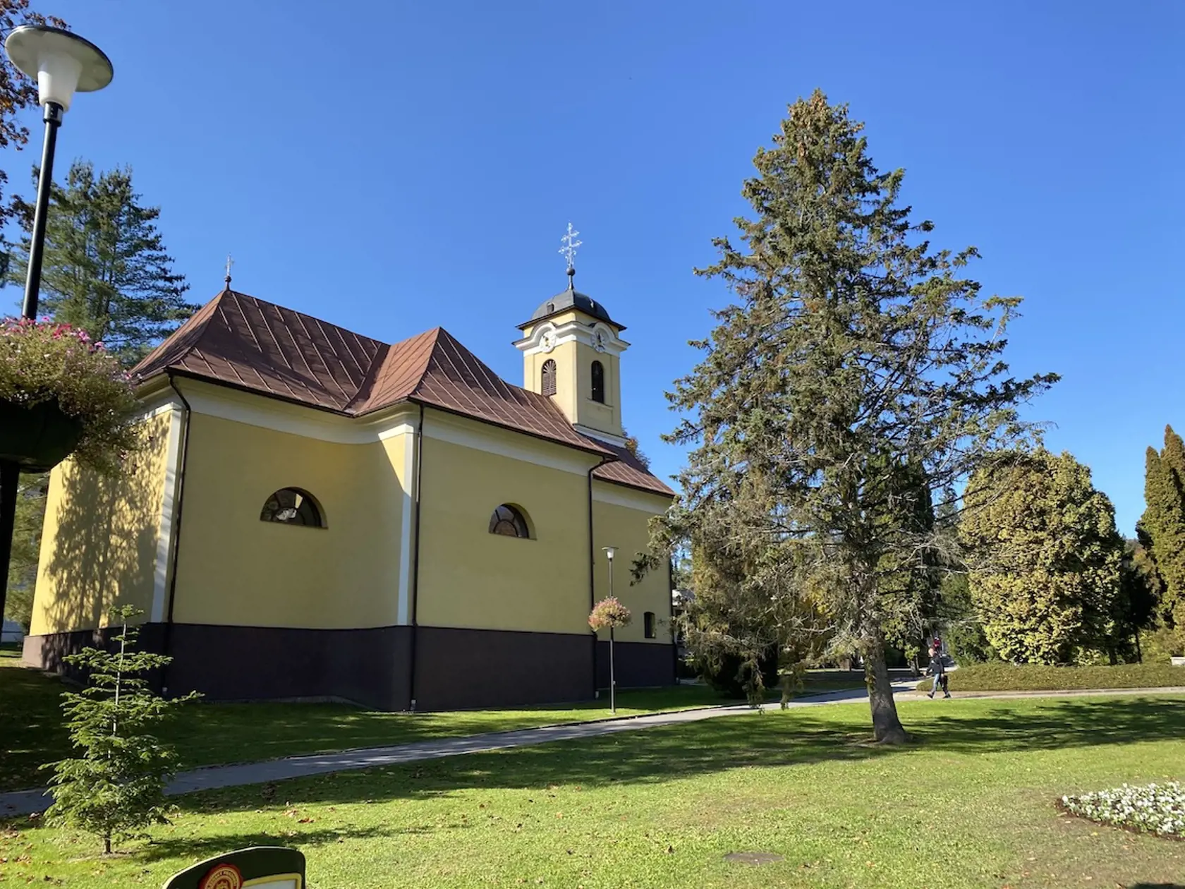 V areáli Bardejovských kúpeľov stojí rímskokatolícky kostol.