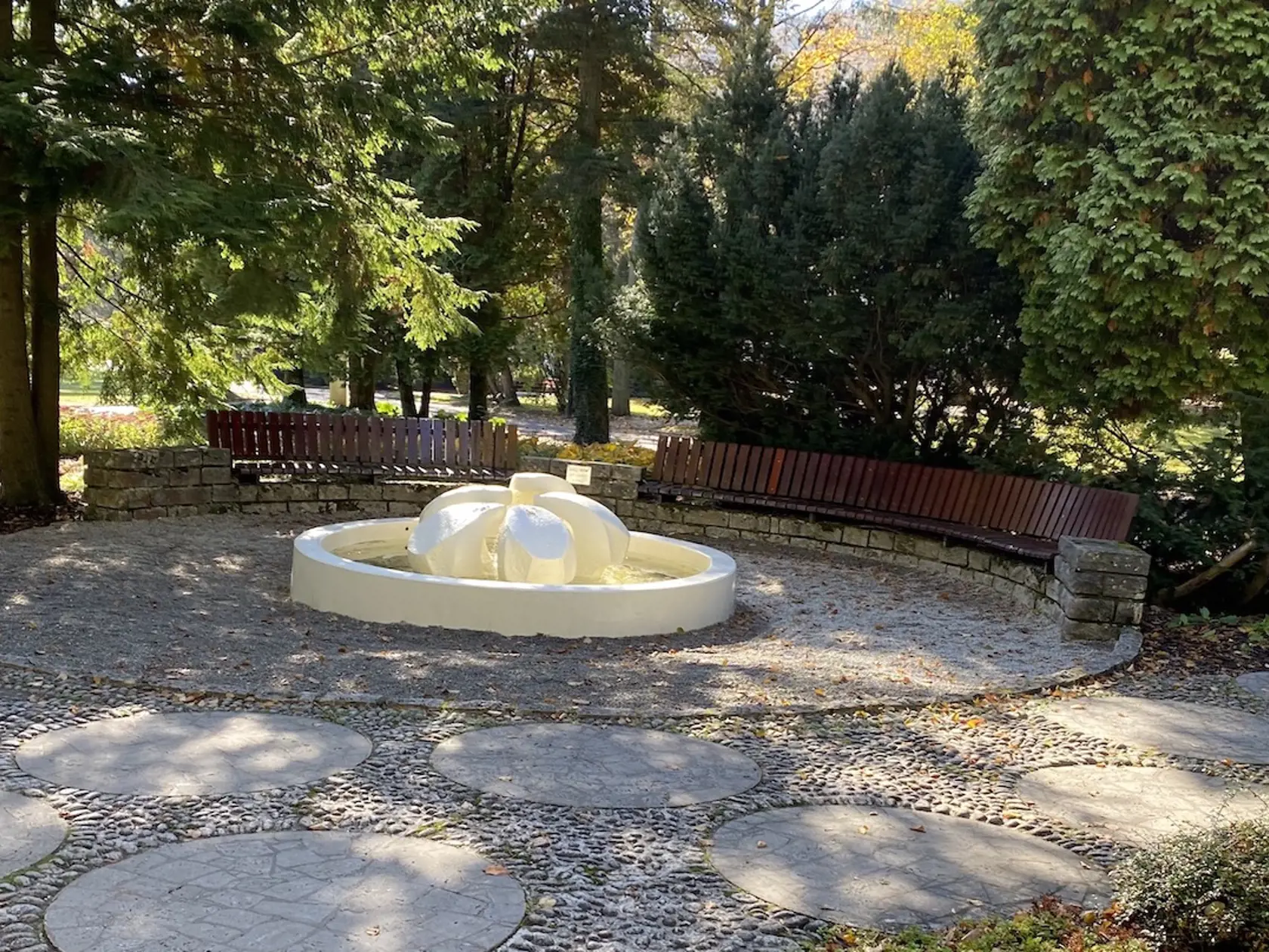 V Bardejovských kúpeľoch je viacero oddychových zón a fontánok.