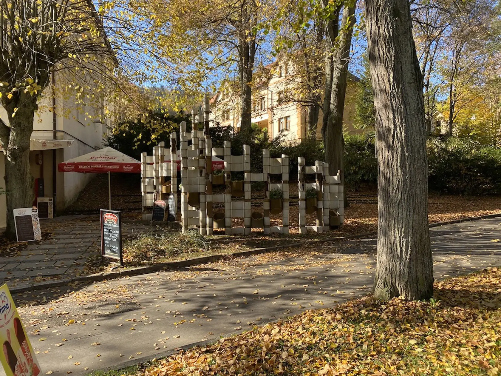 Toto bizarné a rozpadnuté dielo z keramiky je kultúrnou pamiatkou.