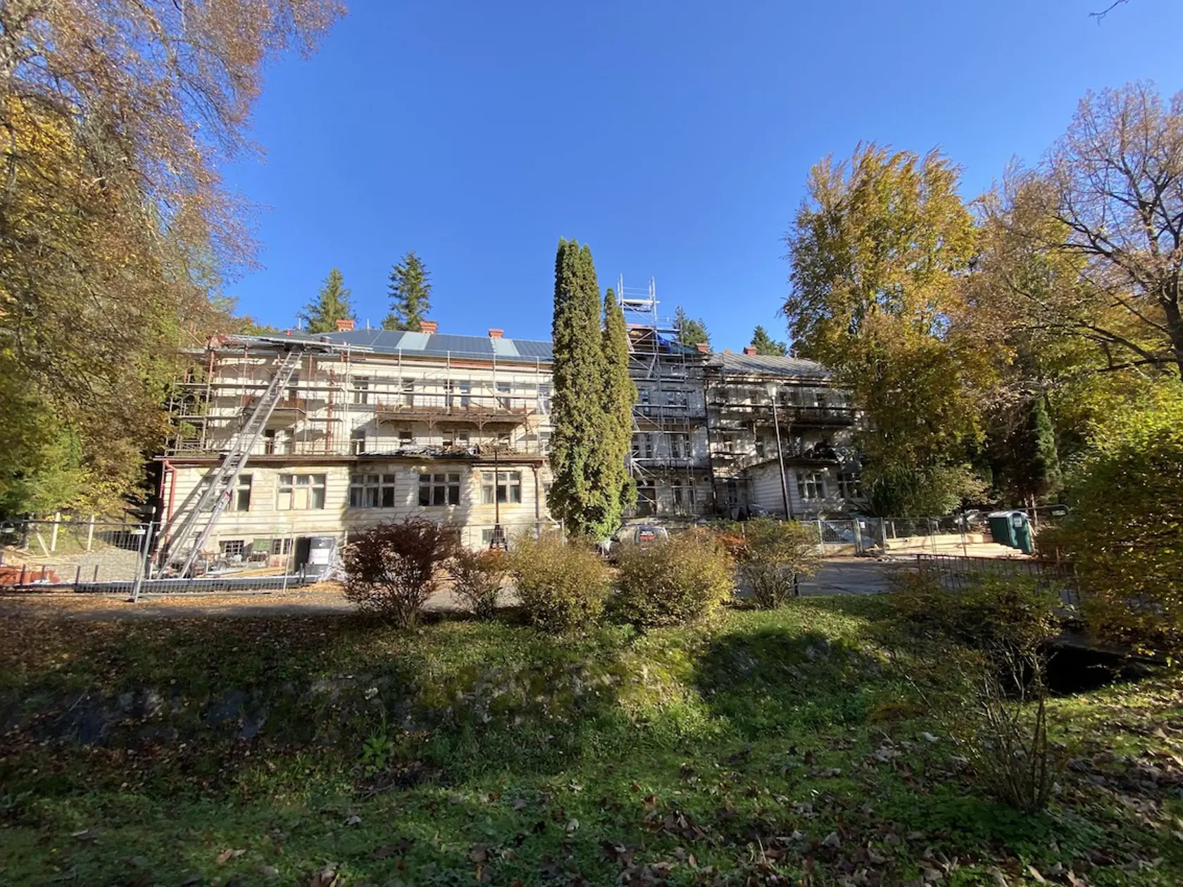 Hotel Dukla, pri výstavbe pomenovaný Hotel Széchenyi, sa dočkal obnovy.