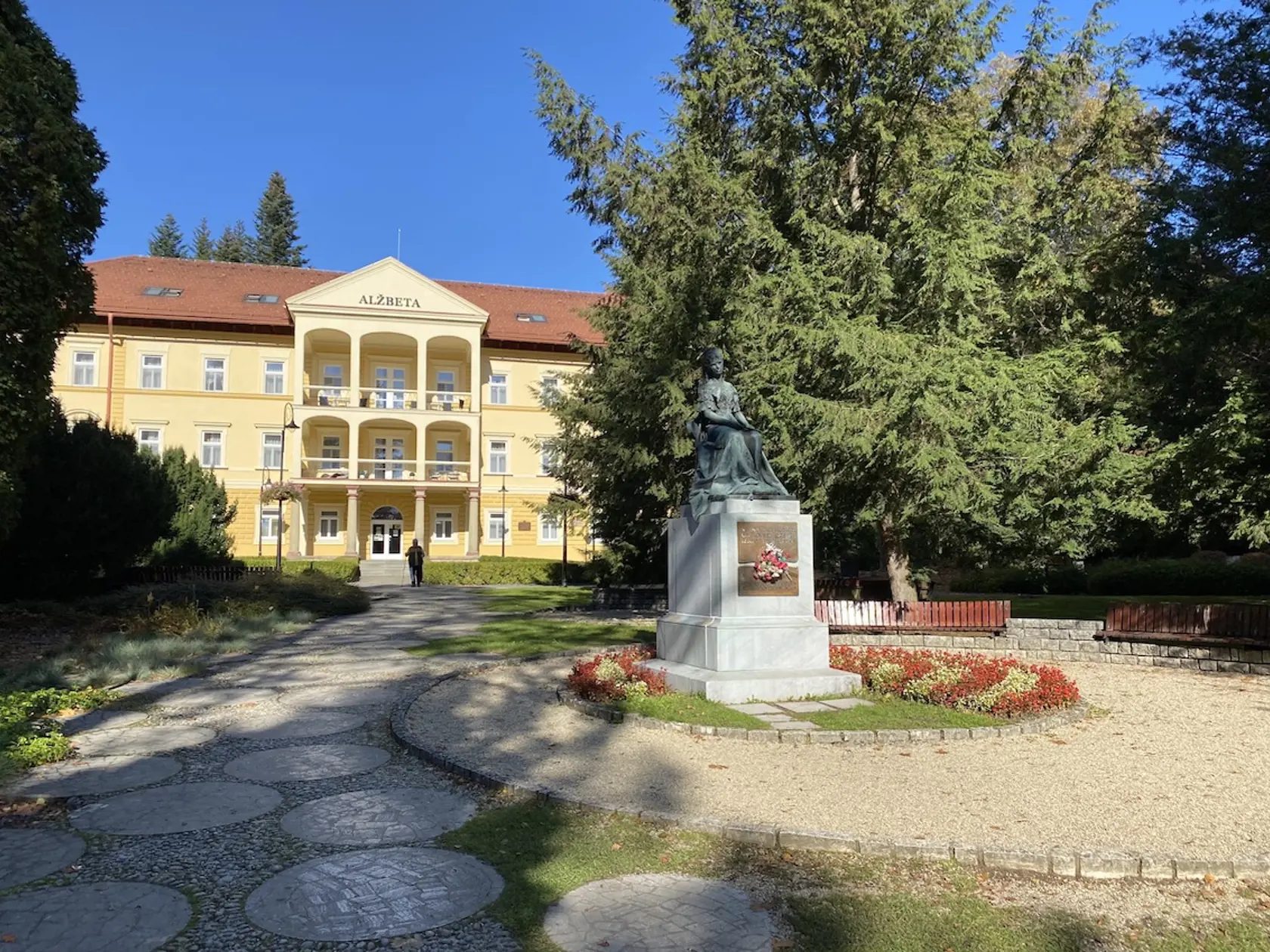 Hotel Sissi v Bardejovských kúpeľoch, pred ním je umiestnená socha sisárovnej Sissi, ktorá bol v roku 1895 v tomto hoteli, vtedy zvanom Deák, ubytovaná.