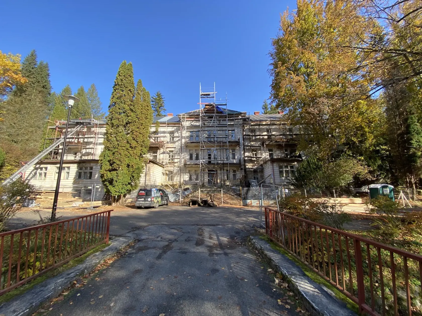 Hotel Dukla, pri výstavbe pomenovaný Hotel Széchenyi, sa dočkal obnovy.