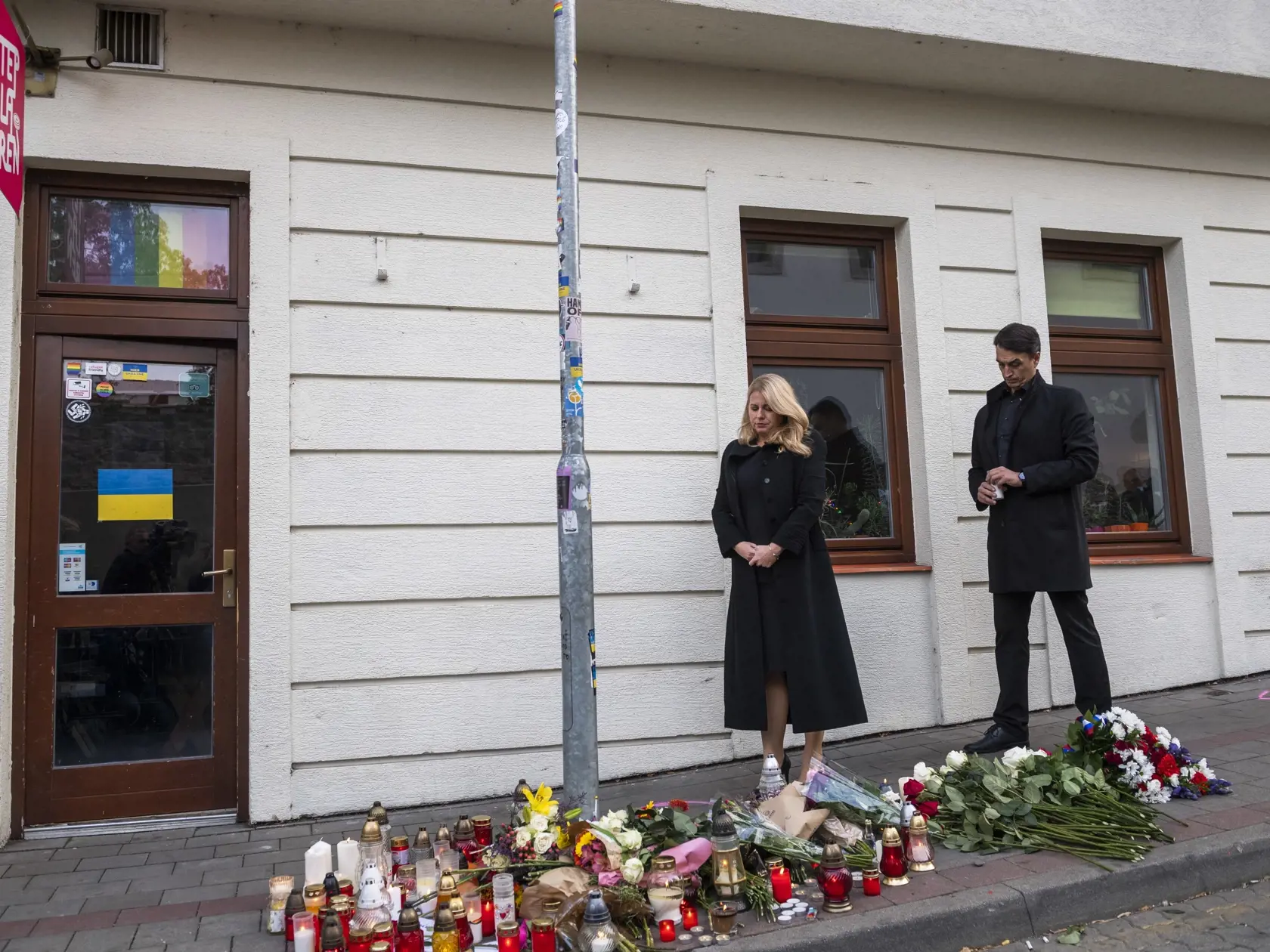 Na snímke prezidentka SR Zuzana Čaputová prišla položiť kyticu a zapáliť sviečku na miesto činu po streľbe na Zámockej ulici, vpravo jej partner Juraj Rizman v Bratislave 13. októbra 2022. FOTO TASR - Jaroslav Novák