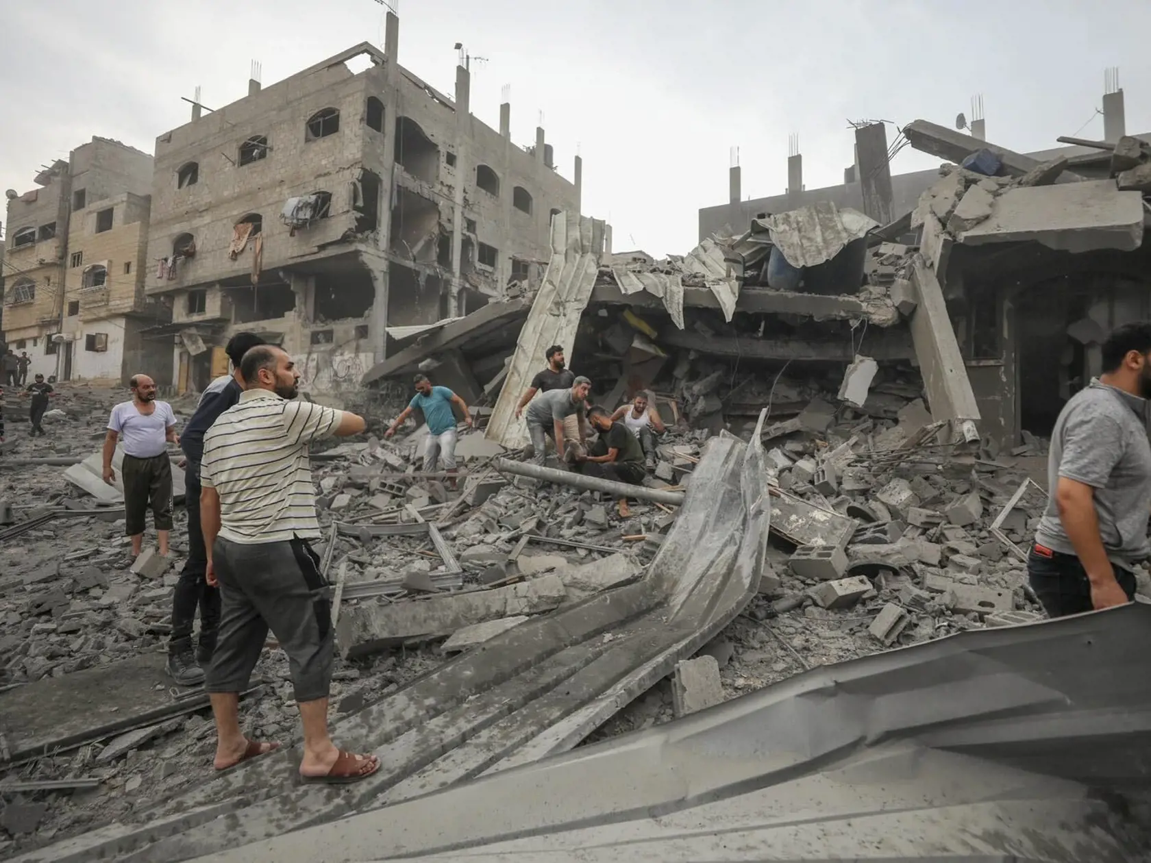 KK28 Džabalíja - Palestínčania hľadajú preživších po  izraelskom leteckom bombardovaní v Džabalíja neďaleko Gazy sú privážaní do nemocnice 11. októbra 2023. FOTO TASR/AP
Palestinians search for survivors of Israeli aerial bombing on Jabaliya, near Gaza City, Wednesday, Oct.11, 2023 (AP Photo/Mohammad Al Masri)