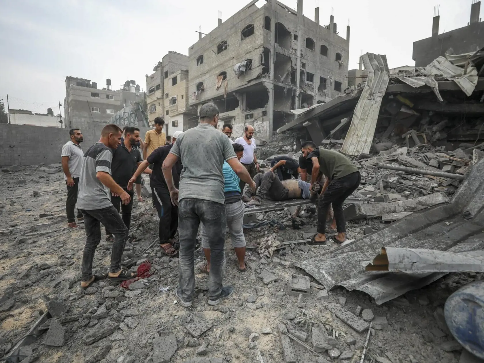 KK29 Džabalíja - Palestínčania evakuujú zranených po izraelskom leteckom bombardovaní v Džabalíja neďaleko Gazy 11. októbra 2023. FOTO TASR/AP
Palestinians evacuate wounded in Israeli aerial bombing on Jabaliya, near Gaza City, Wednesday, Oct.11, 2023 (AP Photo/Mohammad Al Masri)