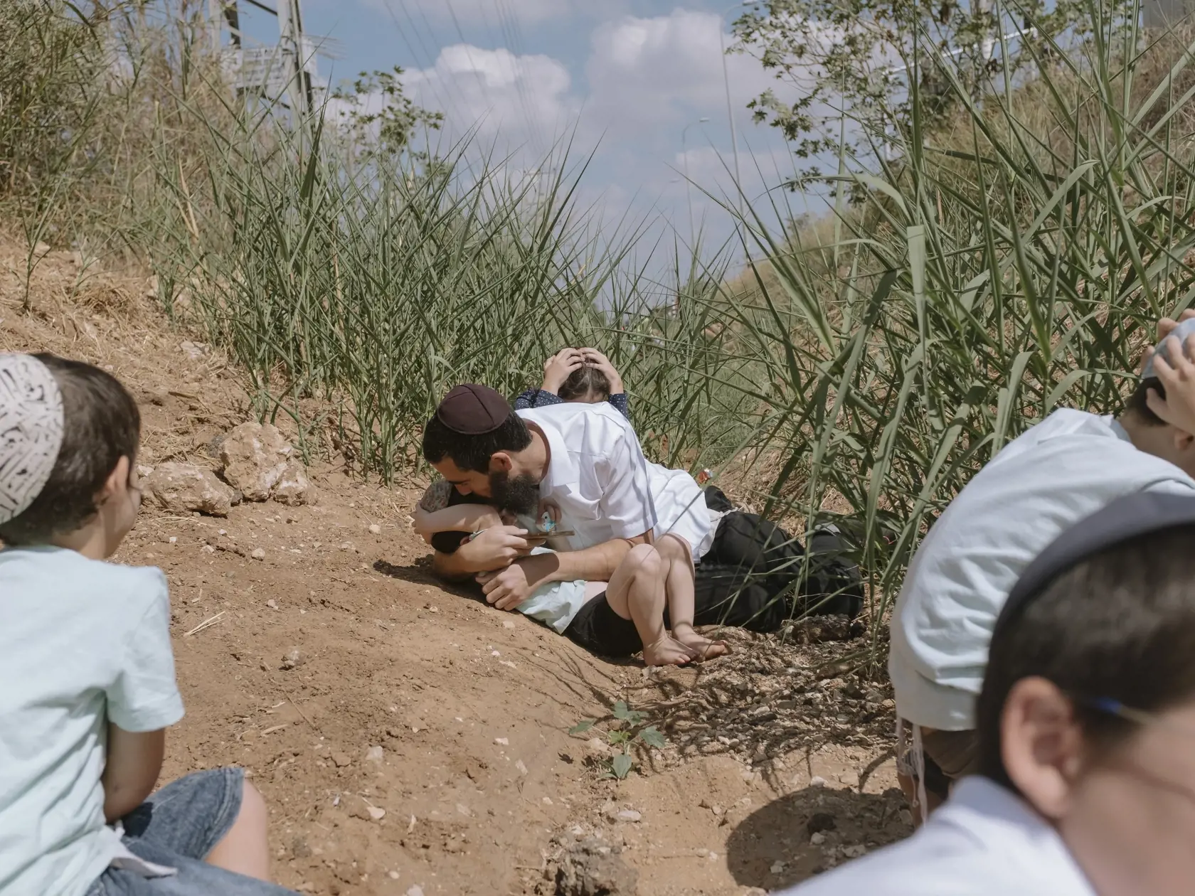 JB 6 Rehovot - Izraelčania sa skrývajú počas sirén   pred prichádzajúcim raketovým útokom z pásma Gazy v izraelskom meste Rehovot 13. októbra 2023.  Palestínski militanti z pásma Gazy vystrelili v piatok dopoludnia na Izrael stovky rakiet. Informuje o tom spravodajca agentúry AFP, podľa ktorého boli rakety odpálené v priebehu 15 minút.
Správa prichádza v čase, keď Izrael pokračuje v intenzívnych náletoch na pásmo Gazy, v rámci odvety na bezprecedentne masívny útok Hamasu na Izrael z minulej sobo