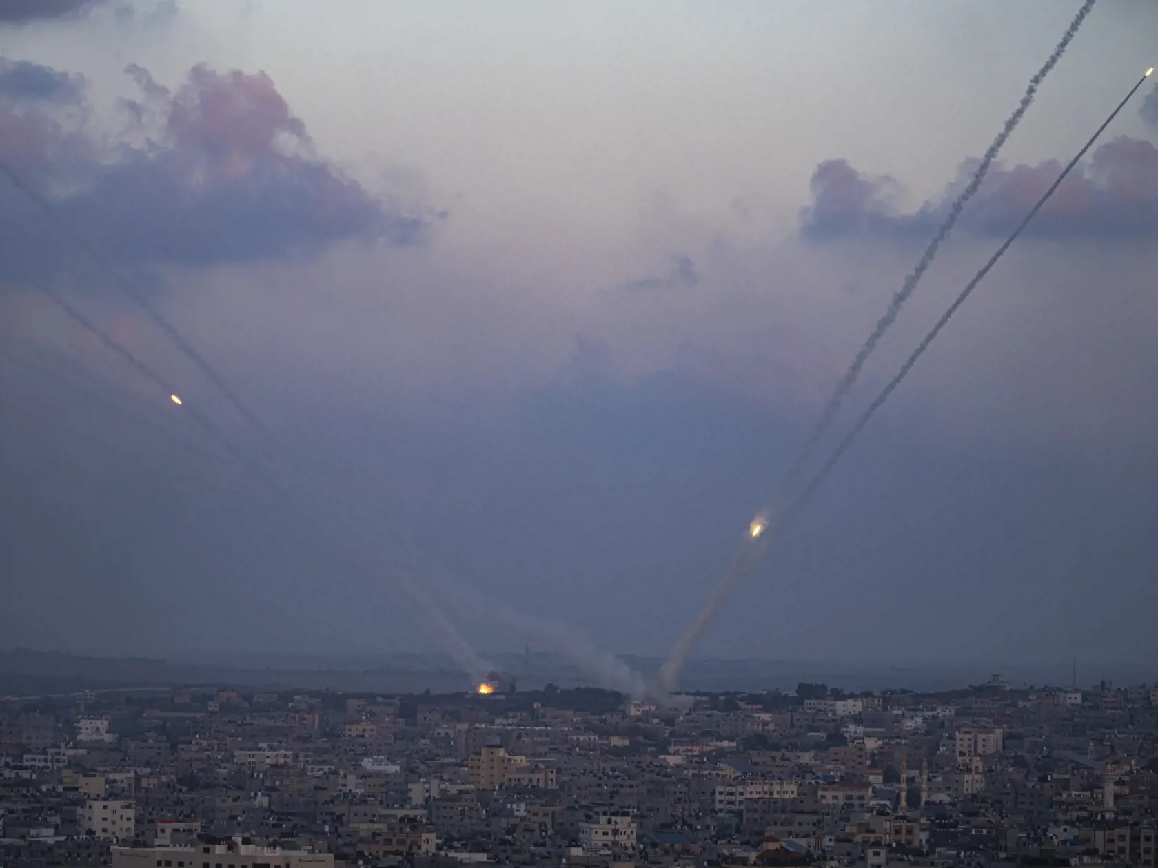 JB 21 Gaza - Rakety vystrelené z pásma Gazy na Izrael 11. októbra 2023. Hamas, ktorý ovláda pásmo Gazy, spustil uplynulú sobotu ráno prekvapivý útok na Izrael, ktorý následne odpovedal odvetnými údermi. Strety si na oboch stranách vyžiadali už stovky obetí. Izrael hlásil v stredu ráno vyše 1200 obetí na životoch a najmenej 3000 zranených. Palestínska strana informovala o najmenej 950 mŕtvych a 5000 zranených. FOTO TASR/AP

Rockets are fired toward Israel from the Gaza Strip, Wednesday, Oct. 11, 