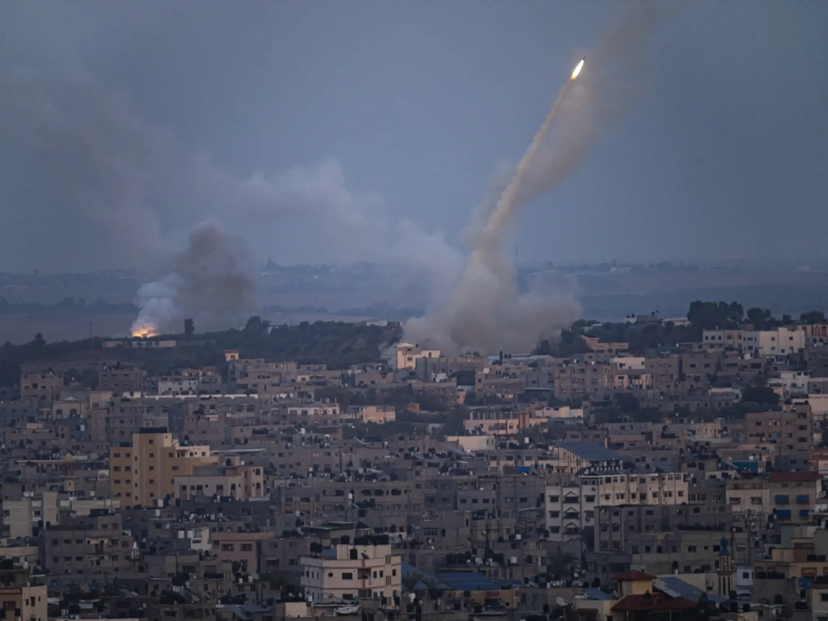 JB 22 Gaza - Rakety vystrelené z pásma Gazy na Izrael 11. októbra 2023. Hamas, ktorý ovláda pásmo Gazy, spustil uplynulú sobotu ráno prekvapivý útok na Izrael, ktorý následne odpovedal odvetnými údermi. Strety si na oboch stranách vyžiadali už stovky obetí. Izrael hlásil v stredu ráno vyše 1200 obetí na životoch a najmenej 3000 zranených. Palestínska strana informovala o najmenej 950 mŕtvych a 5000 zranených. FOTO TASR/AP

Rockets are fired toward Israel from the Gaza Strip, Wednesday, Oct. 11, 