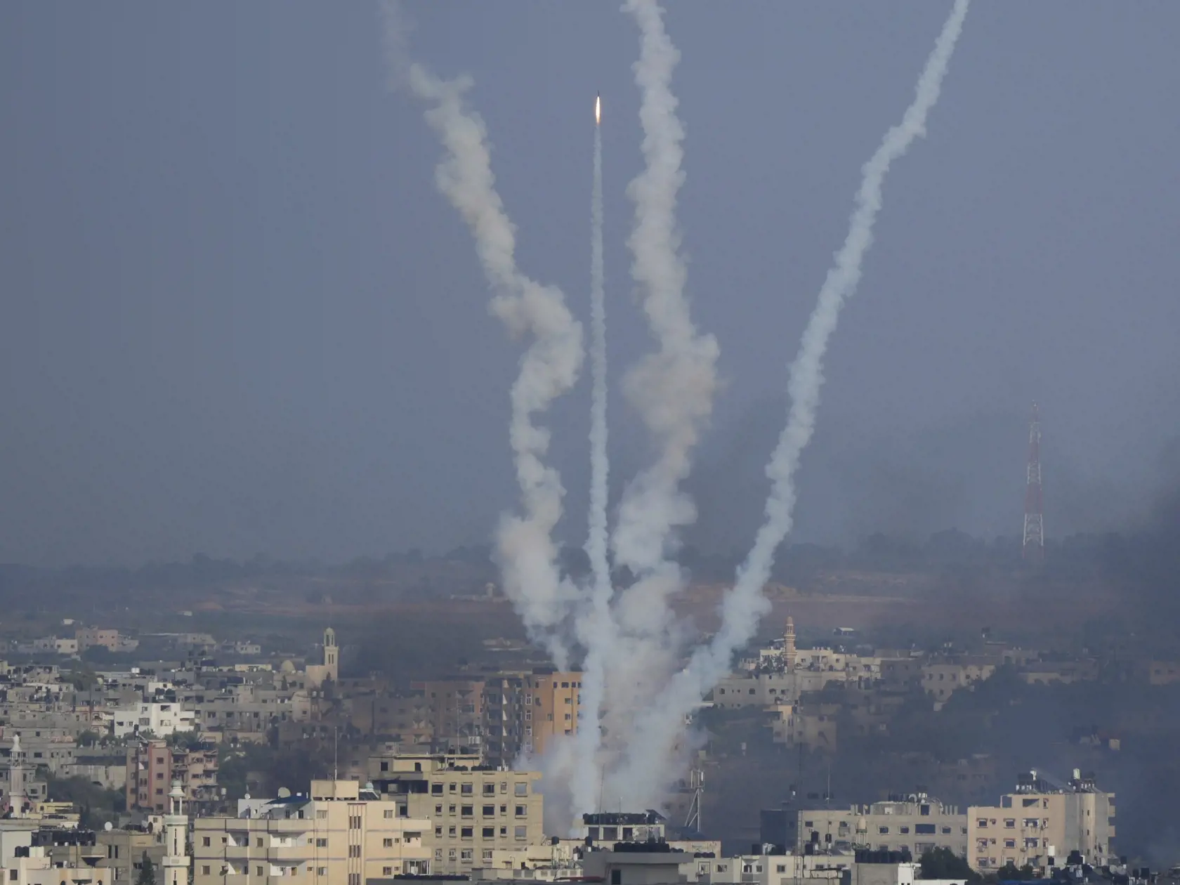 JB 24 Gaza - Rakety vystrelené z pásma Gazy na Izrael 11. októbra 2023. Hamas, ktorý ovláda pásmo Gazy, spustil uplynulú sobotu ráno prekvapivý útok na Izrael, ktorý následne odpovedal odvetnými údermi. Strety si na oboch stranách vyžiadali už stovky obetí. Izrael hlásil v stredu ráno vyše 1200 obetí na životoch a najmenej 3000 zranených. Palestínska strana informovala o najmenej 950 mŕtvych a 5000 zranených. FOTO TASR/AP

Rockets are fired toward Israel from the Gaza Strip, Wednesday, Oct. 11, 