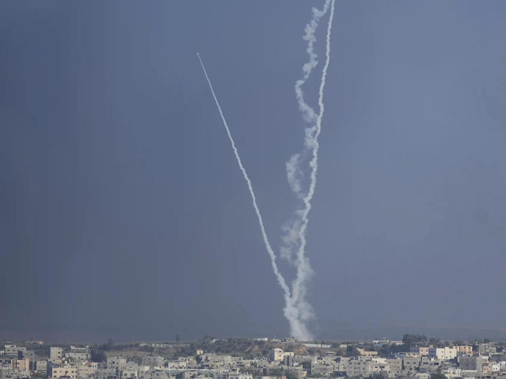 JB 25 Gaza - Rakety vystrelené z pásma Gazy na Izrael 11. októbra 2023. Hamas, ktorý ovláda pásmo Gazy, spustil uplynulú sobotu ráno prekvapivý útok na Izrael, ktorý následne odpovedal odvetnými údermi. Strety si na oboch stranách vyžiadali už stovky obetí. Izrael hlásil v stredu ráno vyše 1200 obetí na životoch a najmenej 3000 zranených. Palestínska strana informovala o najmenej 950 mŕtvych a 5000 zranených. FOTO TASR/AP

Rockets are fired toward Israel from the Gaza Strip, Wednesday, Oct. 11, 