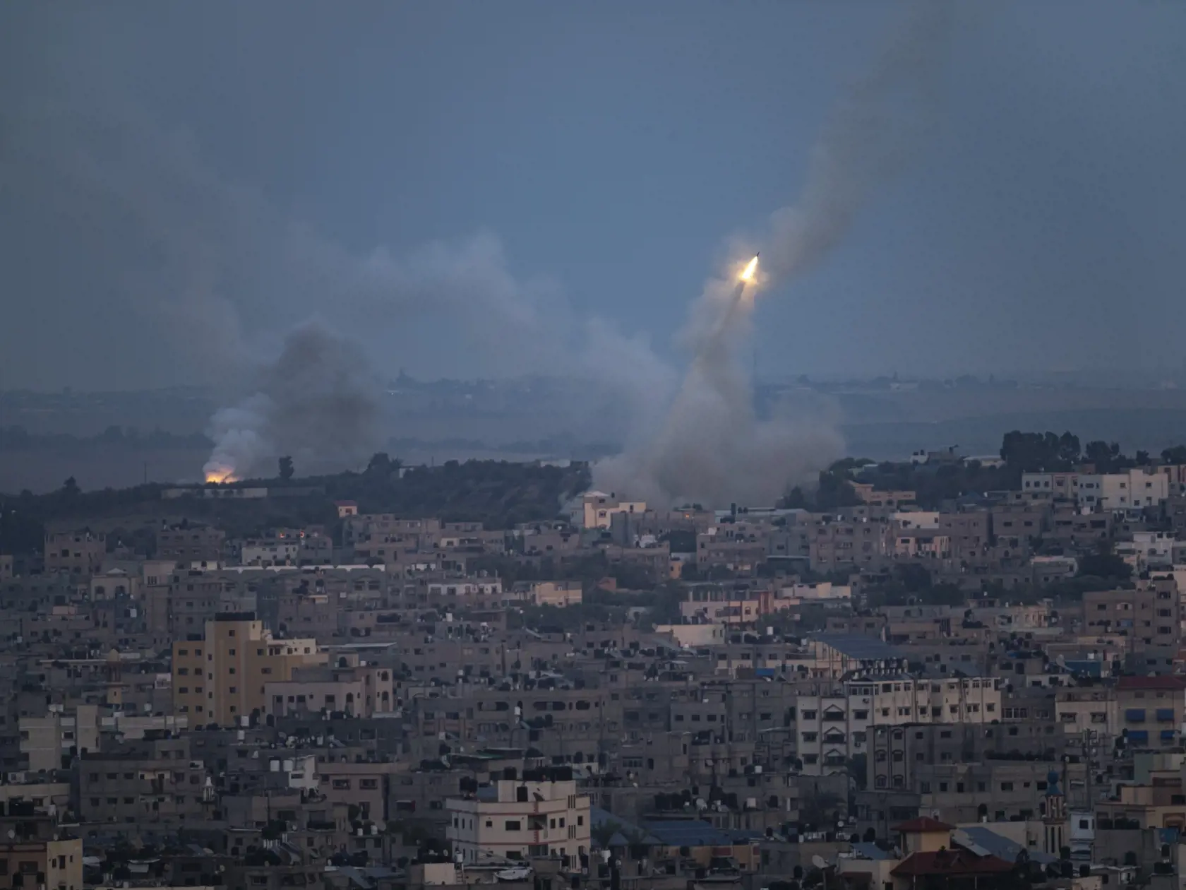 JB 23 Gaza - Rakety vystrelené z pásma Gazy na Izrael 11. októbra 2023. Hamas, ktorý ovláda pásmo Gazy, spustil uplynulú sobotu ráno prekvapivý útok na Izrael, ktorý následne odpovedal odvetnými údermi. Strety si na oboch stranách vyžiadali už stovky obetí. Izrael hlásil v stredu ráno vyše 1200 obetí na životoch a najmenej 3000 zranených. Palestínska strana informovala o najmenej 950 mŕtvych a 5000 zranených. FOTO TASR/AP

Rockets are fired toward Israel from the Gaza Strip, Wednesday, Oct. 11, 