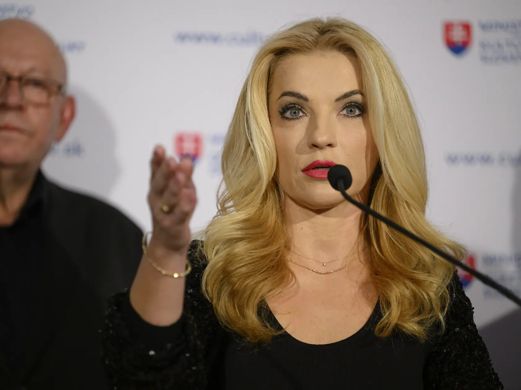 Sprava ministerka kultúry SR Martina Šimkovičová (nominantka SNS) a predseda Fondu na podporu umenia (FPU) Matúš Oľha počas tlačovej konferencie o dianí vo Fonde na podporu umenia (FPU) v Bratislave v utorok 15. apríla 2025. Ministerka reagovala na tlačovú konferenciu platformy Otvorená kultúra. Jej zástupcovia tvrdia, že nominácia Petra Grutku a Adriany Tomičovej do Rady Fondu na podporu umenia (FPU) nebola v súlade so zákonom.