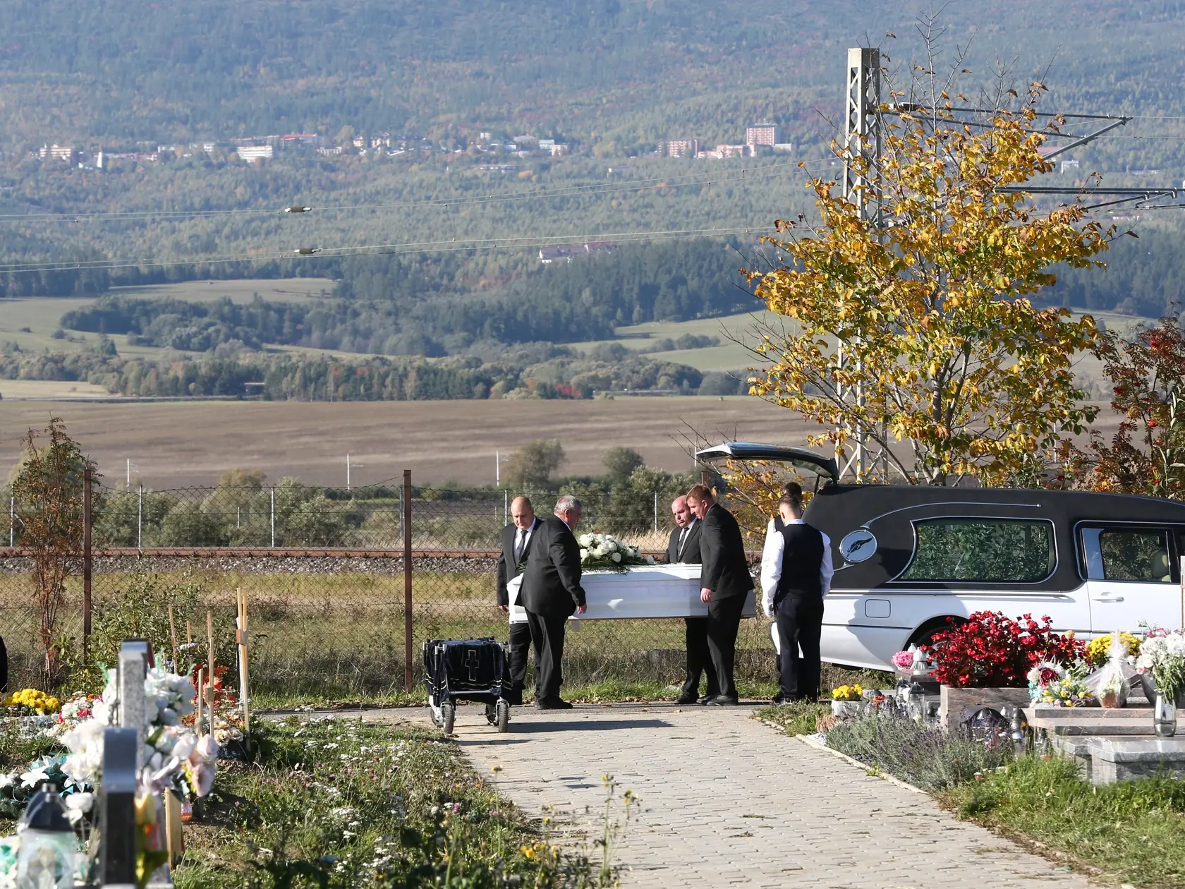 Posledná rozlúčka s nadanou študentkou Broňou. V sobotu (8.10.) sa rozlúčili rodiny Mareka a Brone so svojími milovanými deťmi, vnúčatami, a súrodencami. Ich mladé životy vyhasli vinou opitého vodiča.
