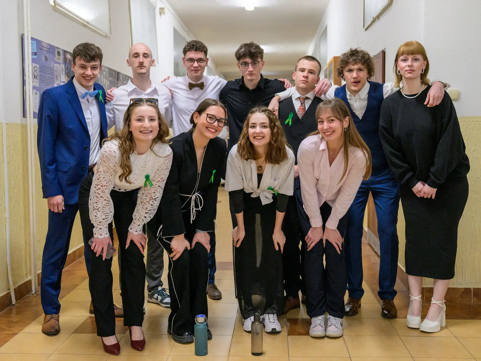 Na snímke žiaci sa usmievajú pred externou časťou a písomnou formou internej časti maturitnej skúšky zo slovenského jazyka a literatúry na Gymnáziu Jána Adama Raymana v Prešove 11. marca 2025.
