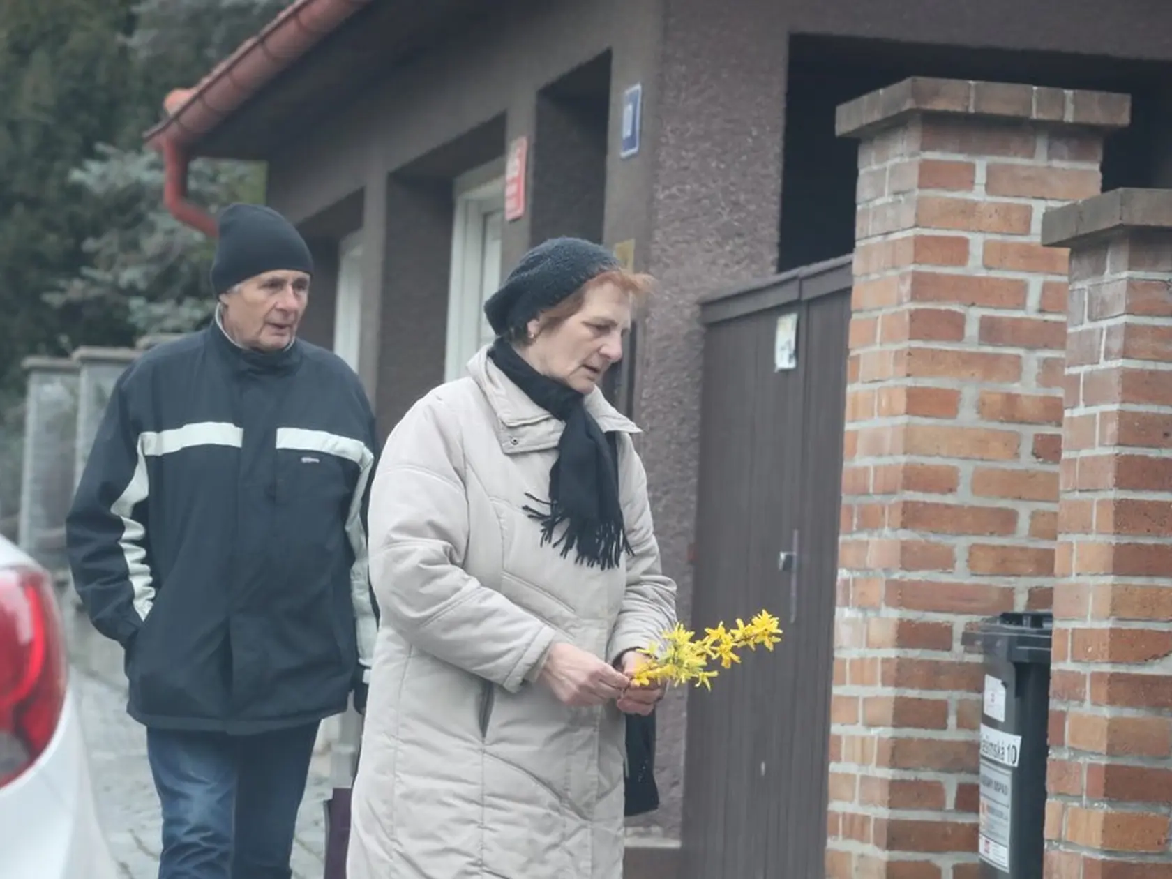Ľudia vytvorili pred domom Slováčkovcov pietne miesto.