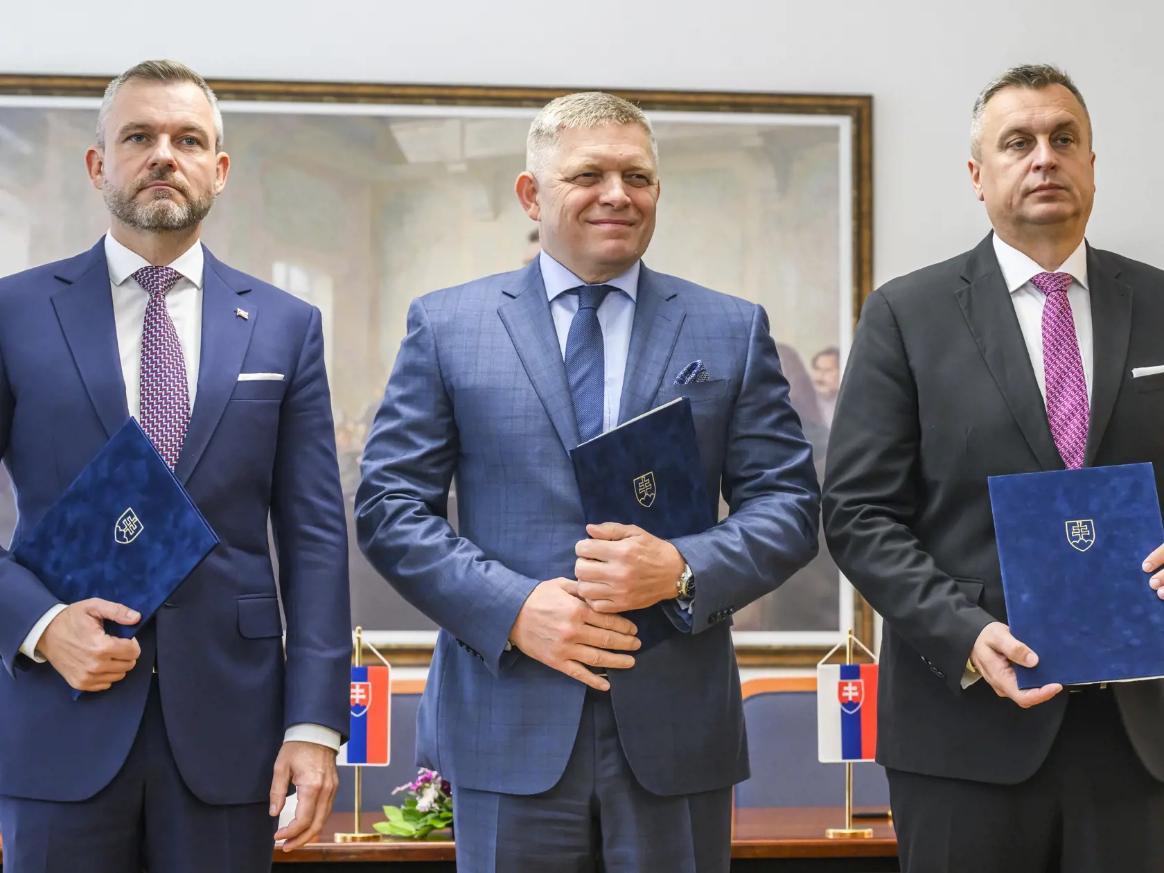 Na snímke zľava predseda HLAS-SD Peter Pellegrini, predseda SMER-SD Robert Fico a predseda SNS Andrej Danko pózujú po podpise memoranda o porozumení, v historickej budove NR SR v Bratislave 11. októbra 2023. FOTO TASR - Jaroslav Novák