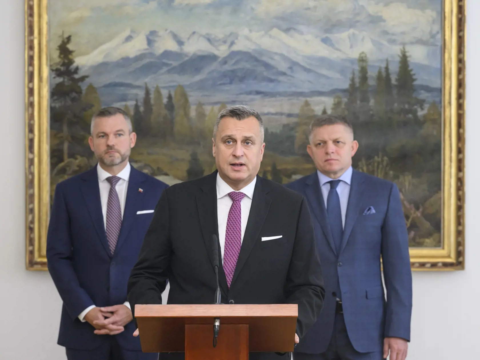 Na snímke zľava predseda HLAS-SD Peter Pellegrini, predseda SNS Andrej Danko a predseda SMER-SD Robert Fico po podpise memoranda o porozumení, v historickej budove NR SR v Bratislave 11. októbra 2023. FOTO TASR - Jaroslav Novák