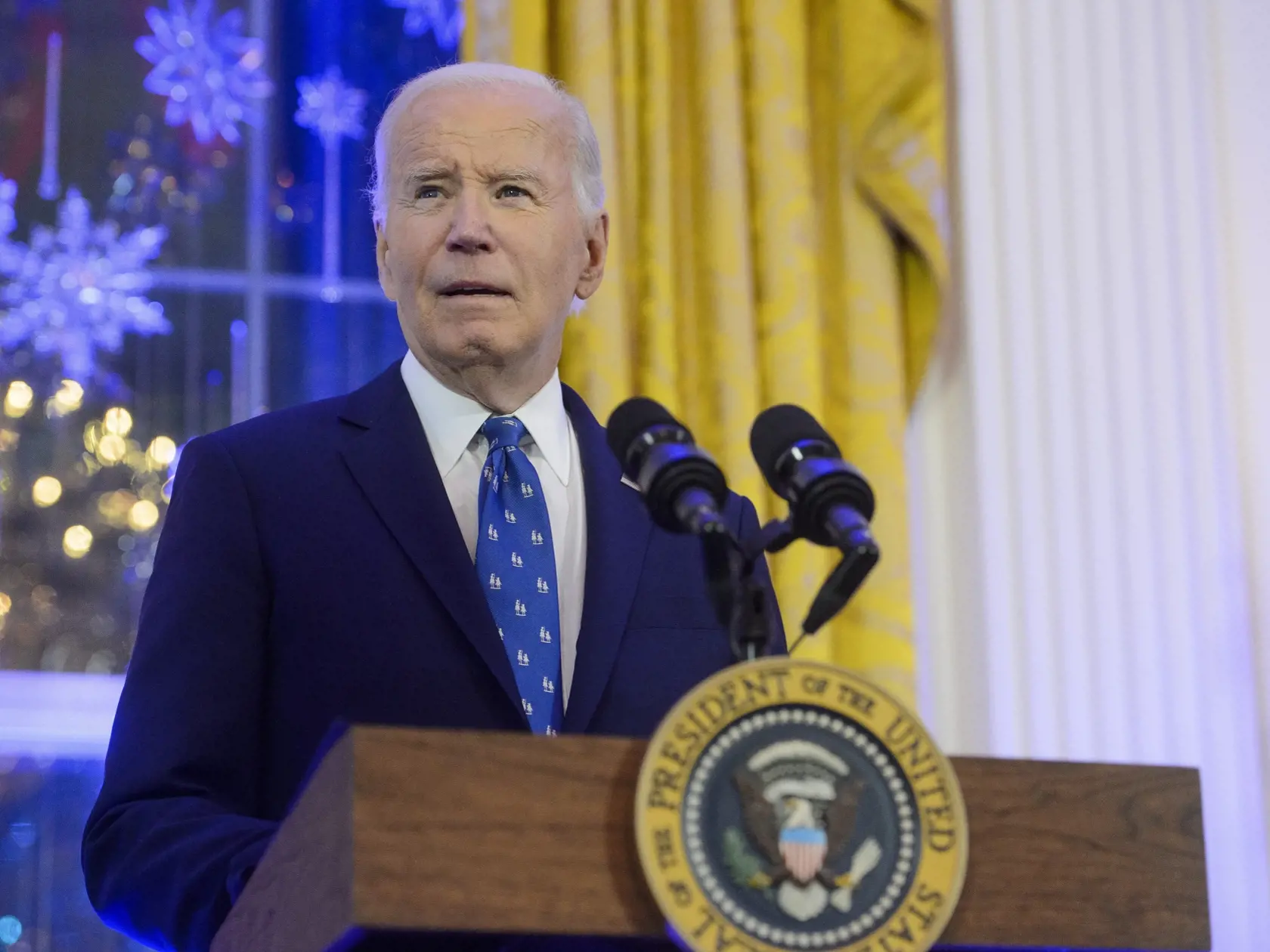 Na archívnej snímke z 16. decembra 2024 americkýprezident Joe Biden počas recepcie v Bielom dome vo Washingtone. Administratíva končiaceho amerického prezidenta Joea Bidena vo štvrtok predstavila nové ciele v oblasti klímy, ktoré sú súčasťou Parížskej klimatickej dohody z roku 2015. Iba mesiac pred nástupom Donalda Trumpa do Bieleho domu sa zaviazala znížiť emisie skleníkových plynov v USA do roku 2035 o 61 percent v porovnaní s úrovňou v roku 2005.