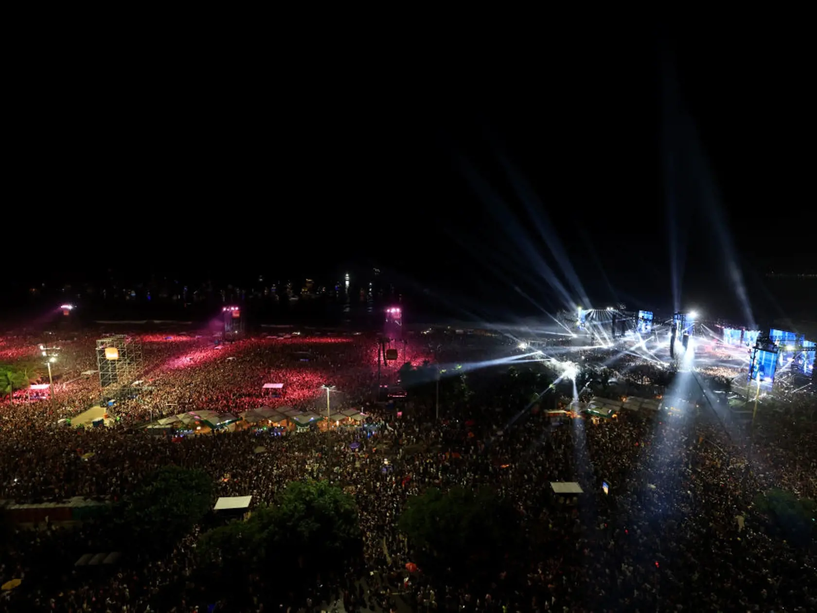 Koncert Madonny sa zapíše do hudobnej histórie! Brazílska pláž Copacabana v Riu de Janeiru sa premenila na tanečný parket.