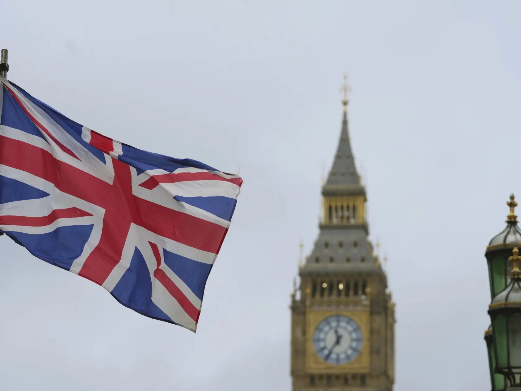 Na snímke Hodinová veža (Big Ben) v Londýne v piatok 31. januára 2025. Nachádza sa na severovýchodnom konci Westminsterského paláca, v ktorom zasadá britský parlament. Pred piatimi rokmi sa zavŕšil projekt známy pod názvom brexit. Spojené kráľovstvo Veľkej Británie a Severného Írska oficiálne a definitívne vystúpilo z Európskej únie (EÚ). Stalo sa tak 31. januára 2020 o 23.00 h miestneho času (o polnoci SEČ) po 47 rokoch členstva, tri a pol roka od referenda o brexite. Prvým februárovým dňom 2020 sa začalo 11-mesačné prechodné obdobie, počas ktorého pre Britániu aj naďalej platili európske pravidlá, no nemuseli už prispievať do rozpočtu EÚ.