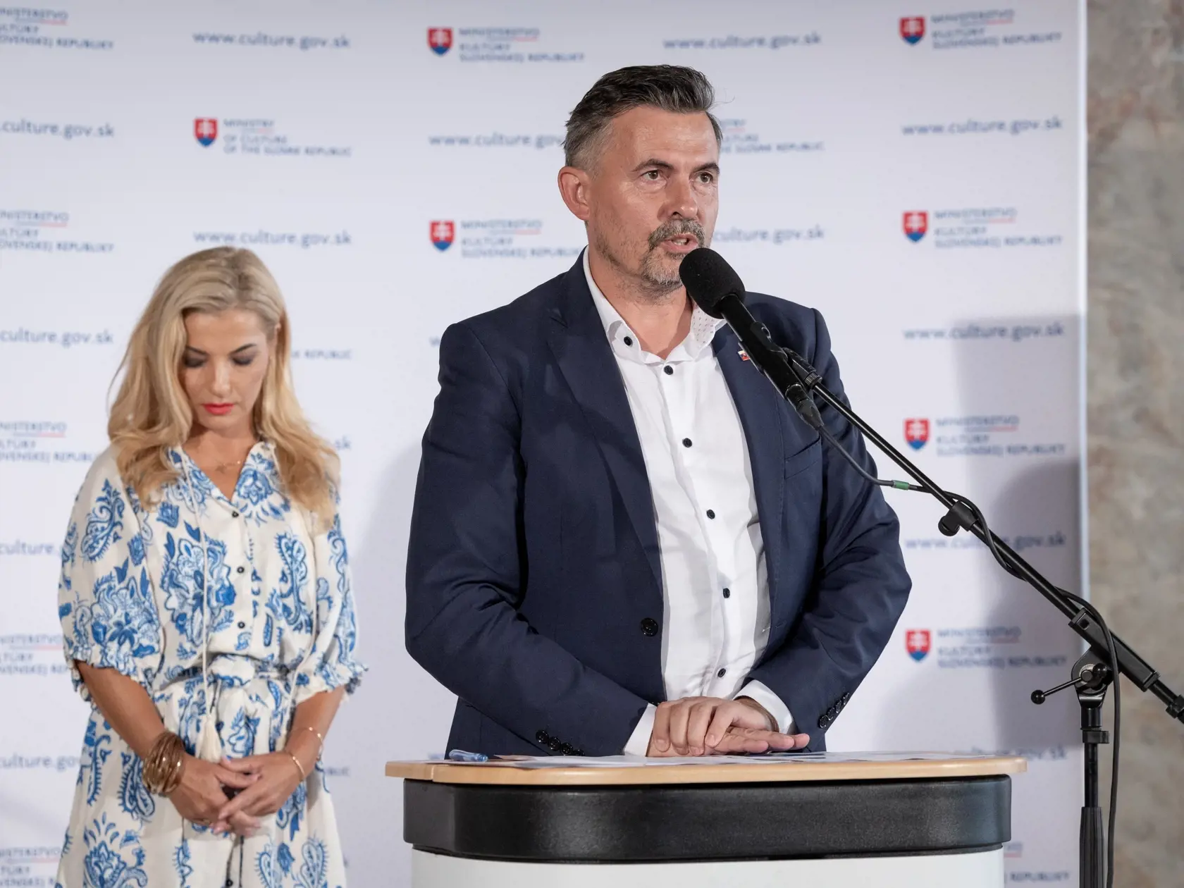 Tlačová konferencia ministerky kultúry SR Martiny Šimkovičovej a generálneho tajomníka služobného úradu Lukáša Machalu k odvolaniu generálneho riaditeľa SND Mateja Drličku a odvolaniu riaditeľky SNG Alexandry Kusej.