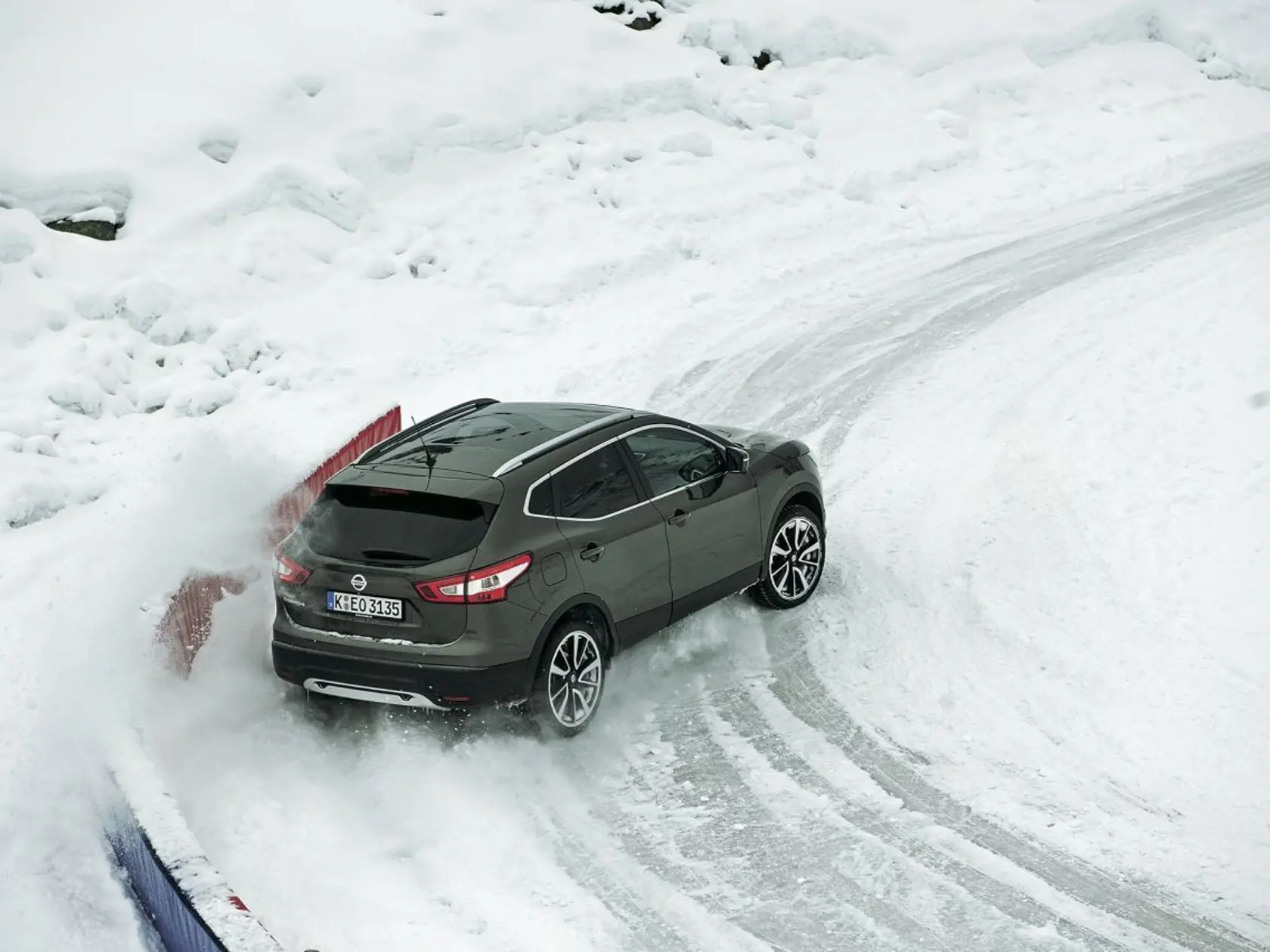 "Pri používaní pneumatík sa nemení na Slovensku nič, naďalej postačujú v zimnom období aj pneumatiky s označením M+S, M.S alebo M&S (Mud and Snow)," vysvetľuje polícia.
(Ilustračná fotka)