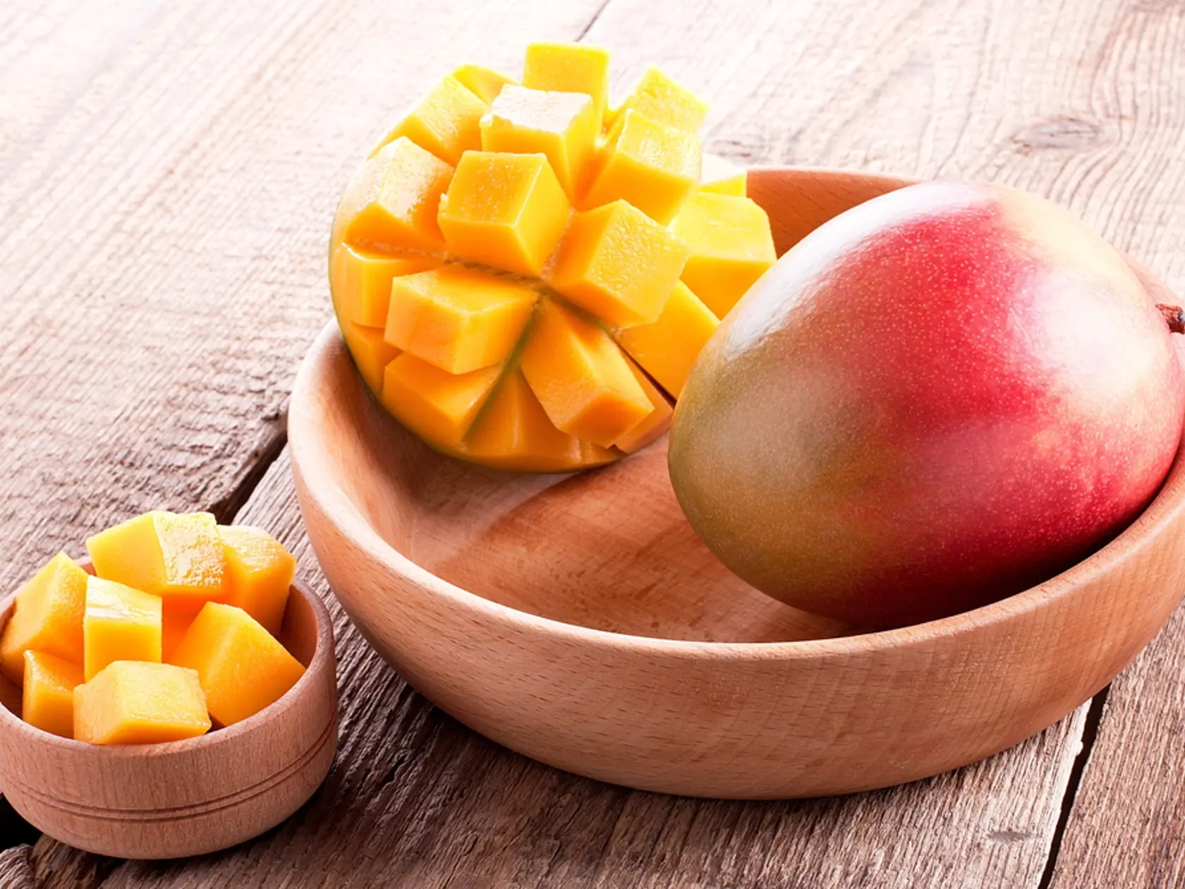Mango je ďalšie tropické ovocie, ktoré sa oplatí zaradiť do jedálnička. Obsahuje tráviace enzýmy amylázy - skupinu enzýmov, ktoré rozkladajú sacharidy zo škrobu na cukry ako glukózu a  maltózu. Enzýmy amylázy v mangu sú aktívnejšie, keď ovocie dozrieva. To je dôvod, prečo je mango pri zrení stále sladšie.