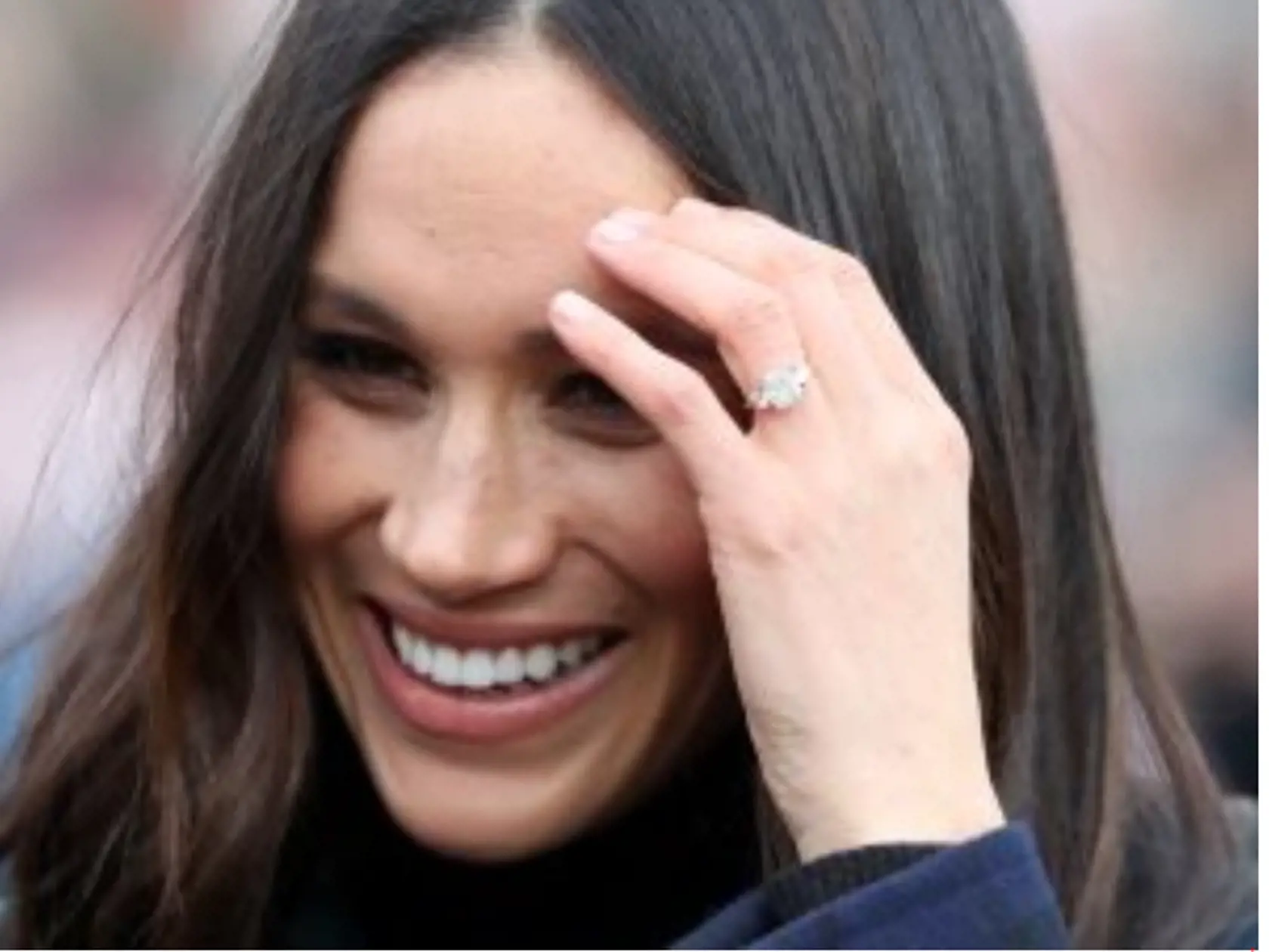 Meghan hedo ukazuje zásnubný prsteň.