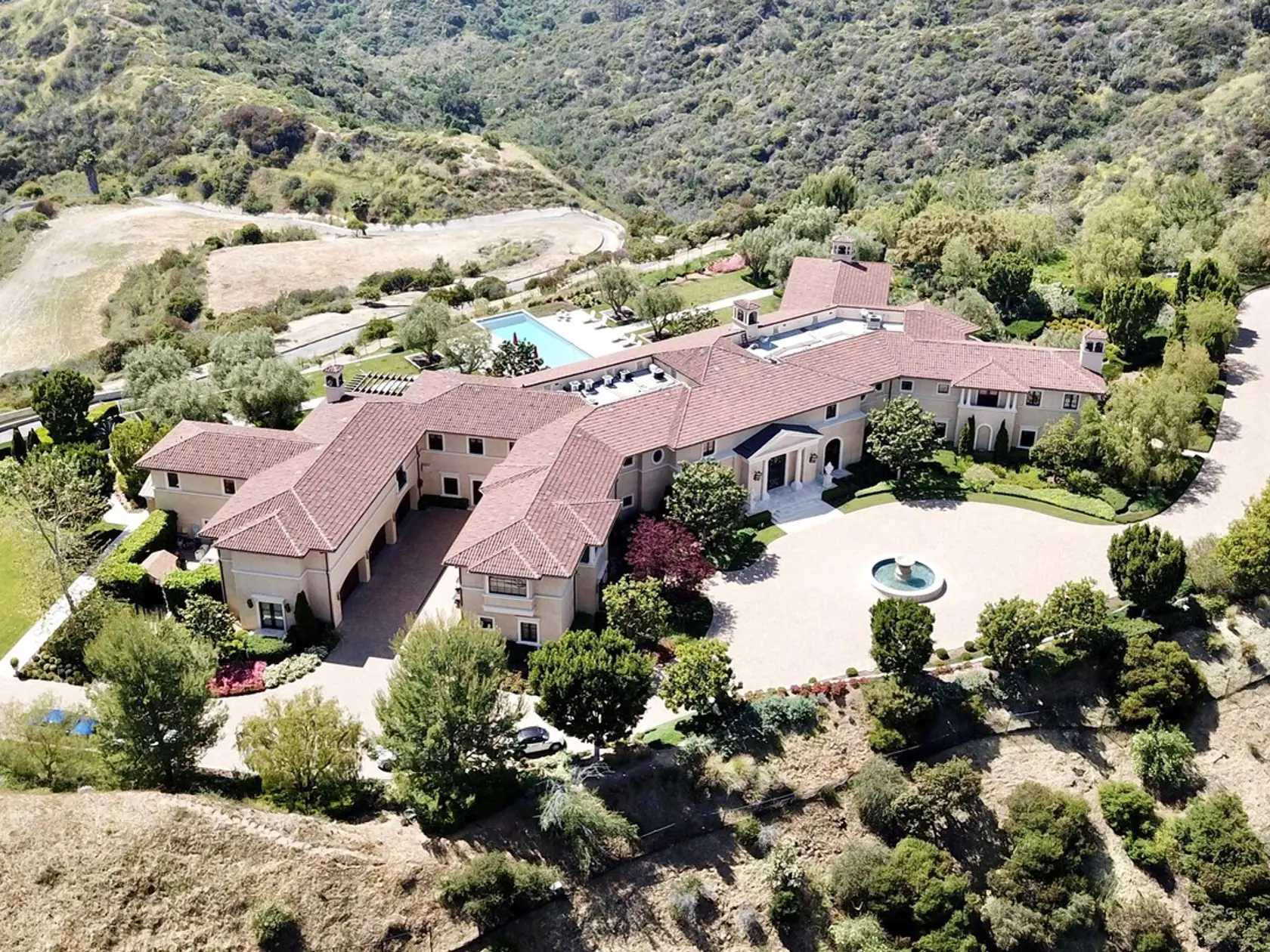 Luxusná vila patrí hollywoodskemu producentovi Tylerovi Perrymu. Boháč údajne necháva Meghan a Harryho bývať v tomto dome ako hostí.
