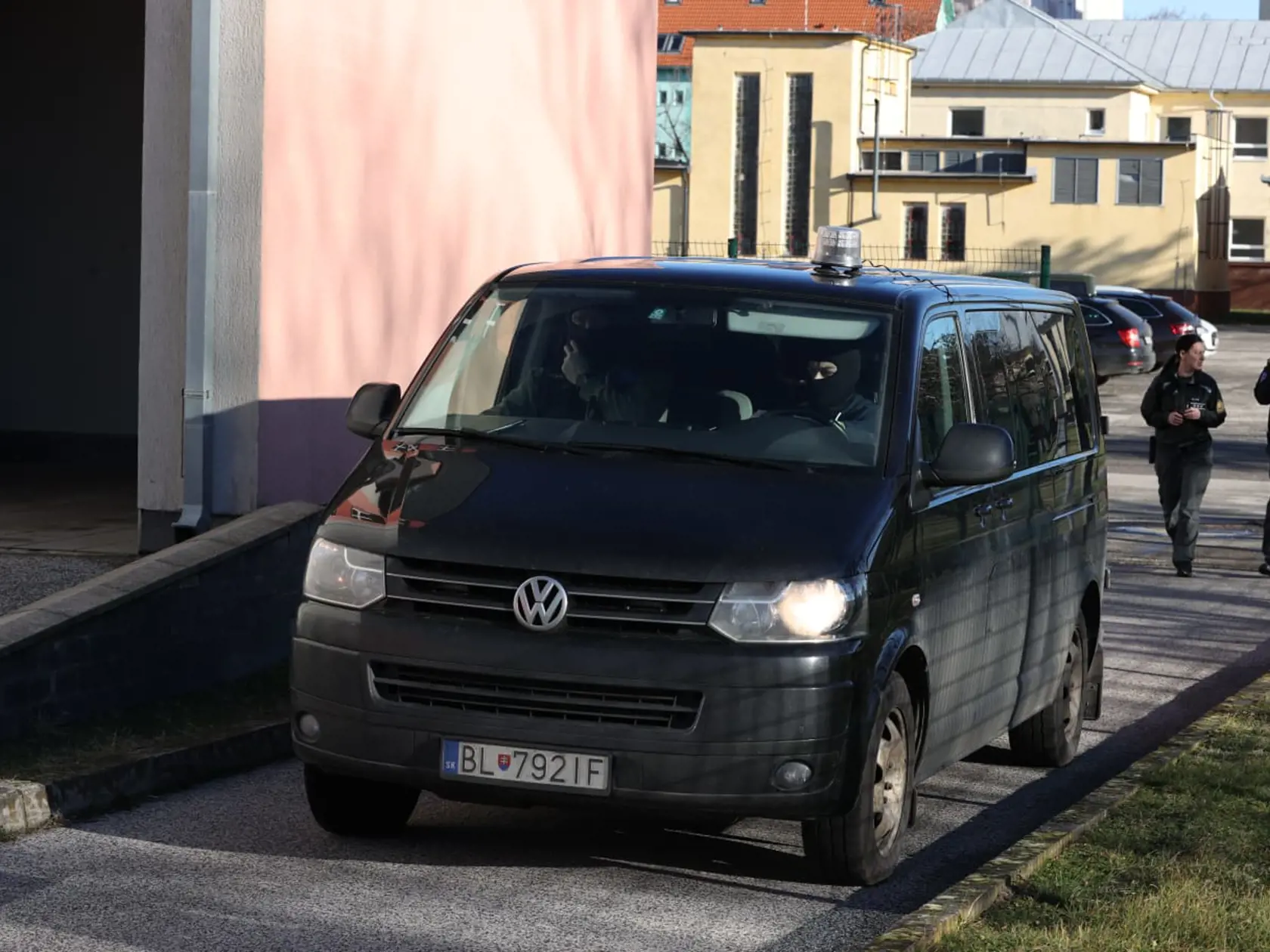 Eskorta priváža Daniela Bombica na Špecializovaný trestný súd 29. januára 2025.