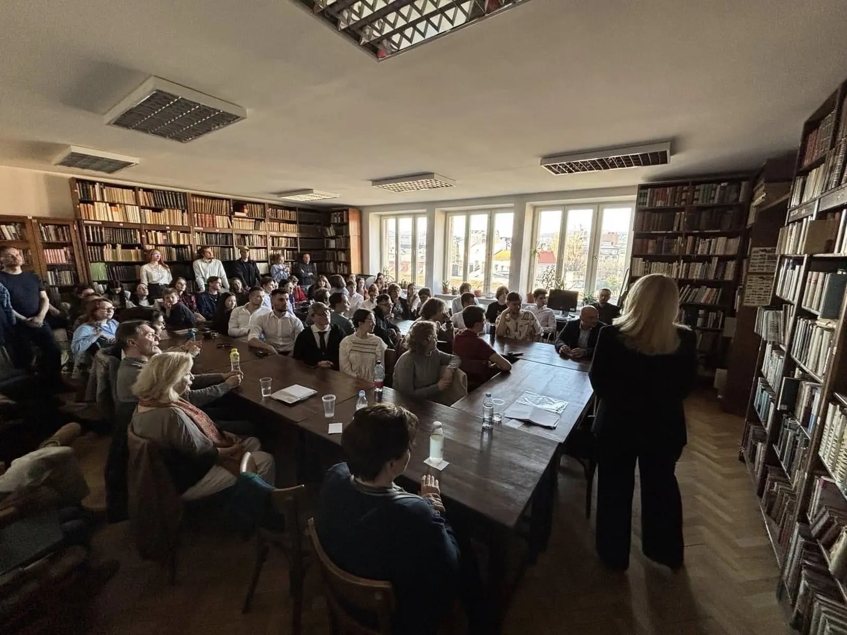 "Stretnutia s mladými ľuďmi sú vždy výnimočnou udalosťou. Takou bolo aj pozvanie na Filozofickú fakultu Univerzity Komenského. Po mojej prednáške sme pokračovali diskusiou so študentami najskôr na fakulte a potom v neformálnom prostredí kaviarne. Boli tam budúci politológovia, psychológovia, právnici a študenti ďalších odborov," napísala k statusu exprezidentka Čaputová. 