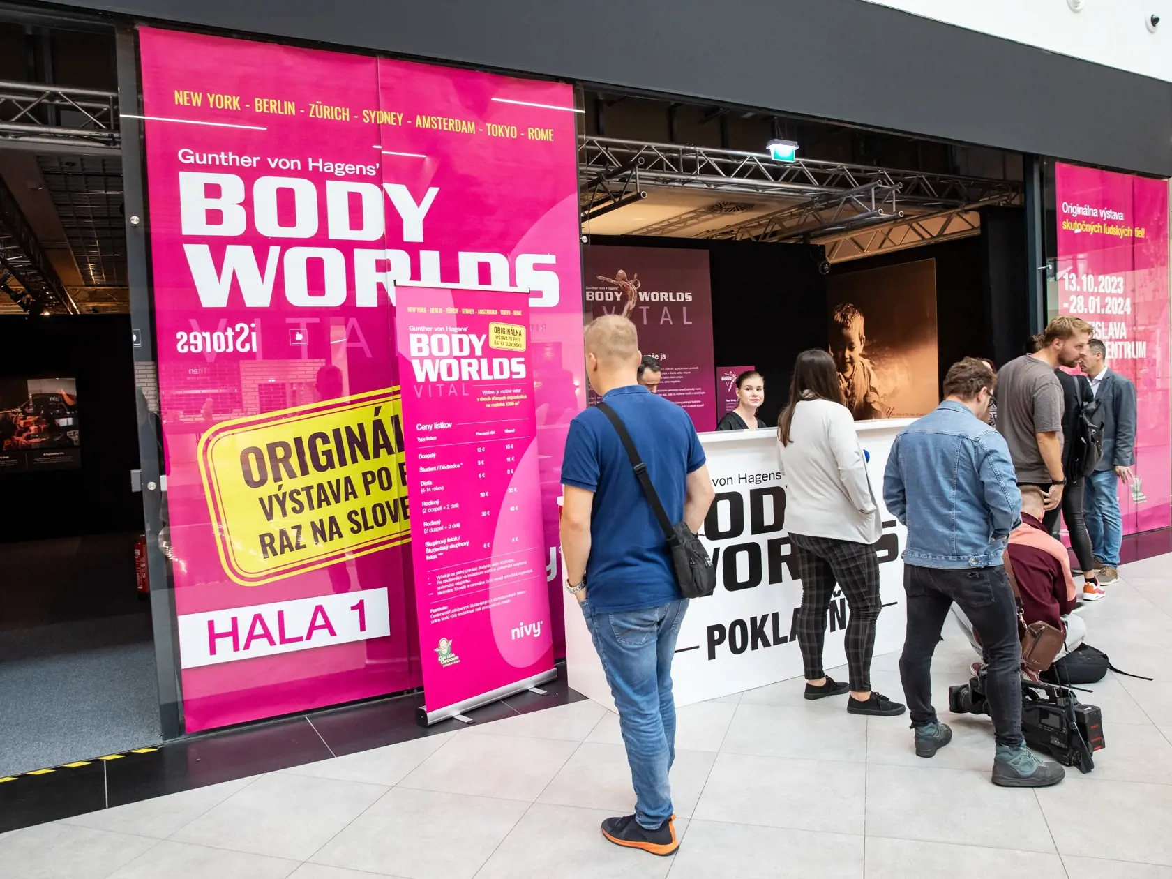 V piatok 13.10. začala v bratislavskom  nákupnom centre Nivy podľa viacerých odborníkov a mimovládnych organizácii kontroverzná výstava Body Worlds.