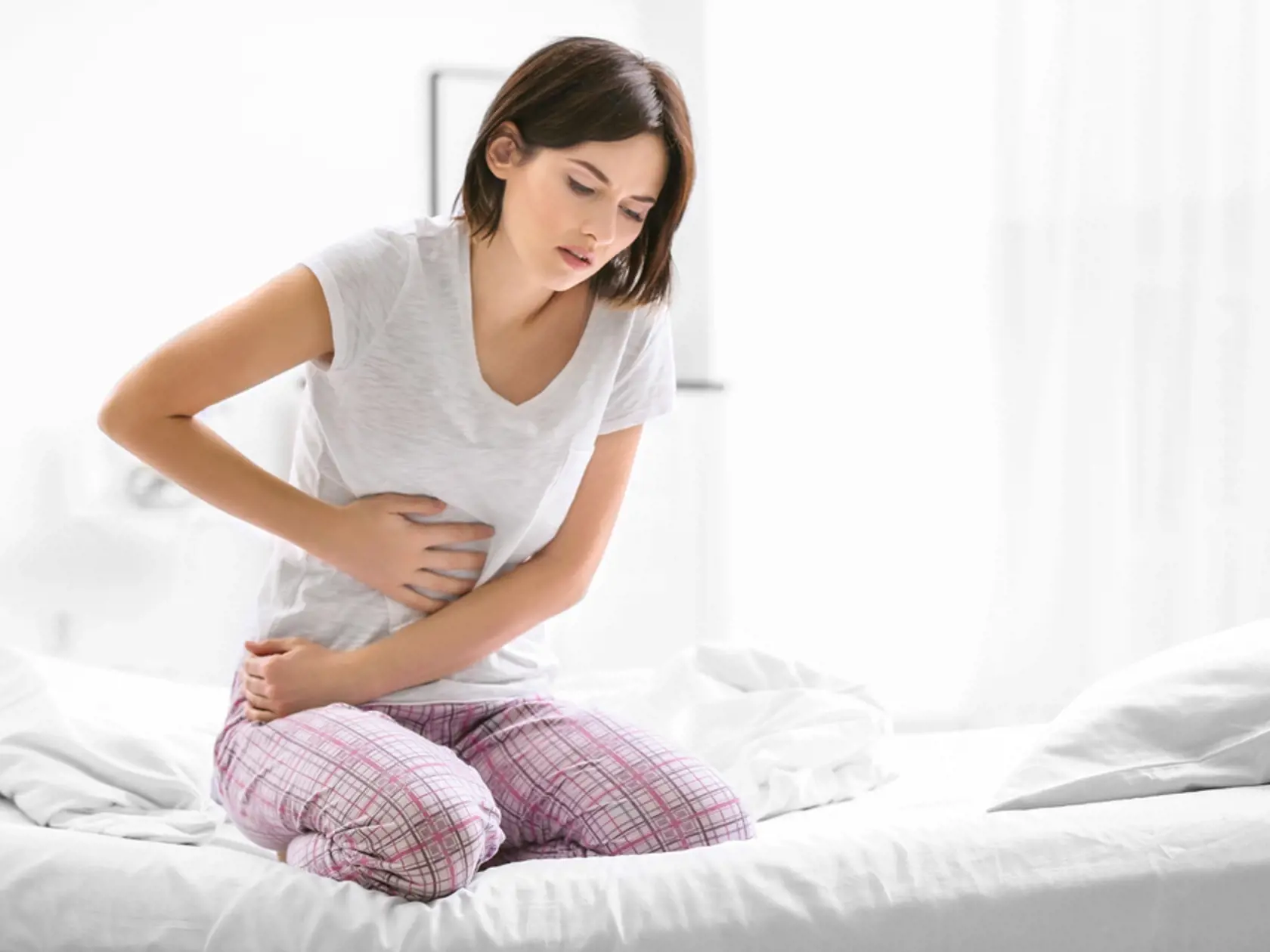 Hormonálne zmeny
Normálne hormonálne zmeny vo vašom mesačnom cykle môžu tiež spôsobiť bolestivosť bradaviek a prsníkov. Tieto príznaky zvyčajne pocítite v dňoch tesne pred začiatkom menštruácie, kedy nárast hladín estrogénu a progesterónu spôsobuje zväčšenie prsníkov. Bolesť spojená s hormonálnymi zmenami zvyčajne spontánne odznie. Ak trvá viac ako niekoľko dní, môžete sa poradiť so svojím gynekológom. 