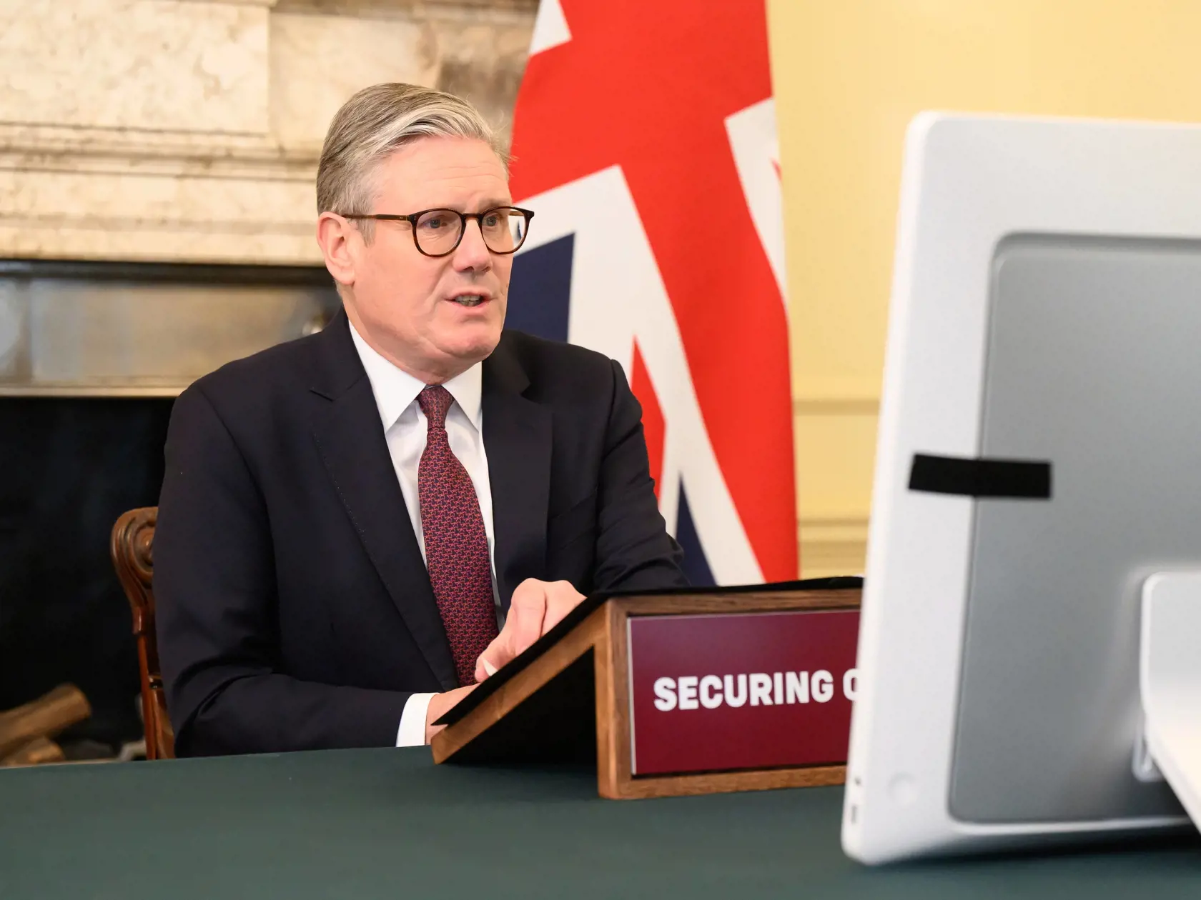 Britský premiér Keir Starmer hovorí s európskymi lídrami na začiatku videokonferencie v jeho sídle na Downing Street 10 v Lodnýne 15. marca 2025.