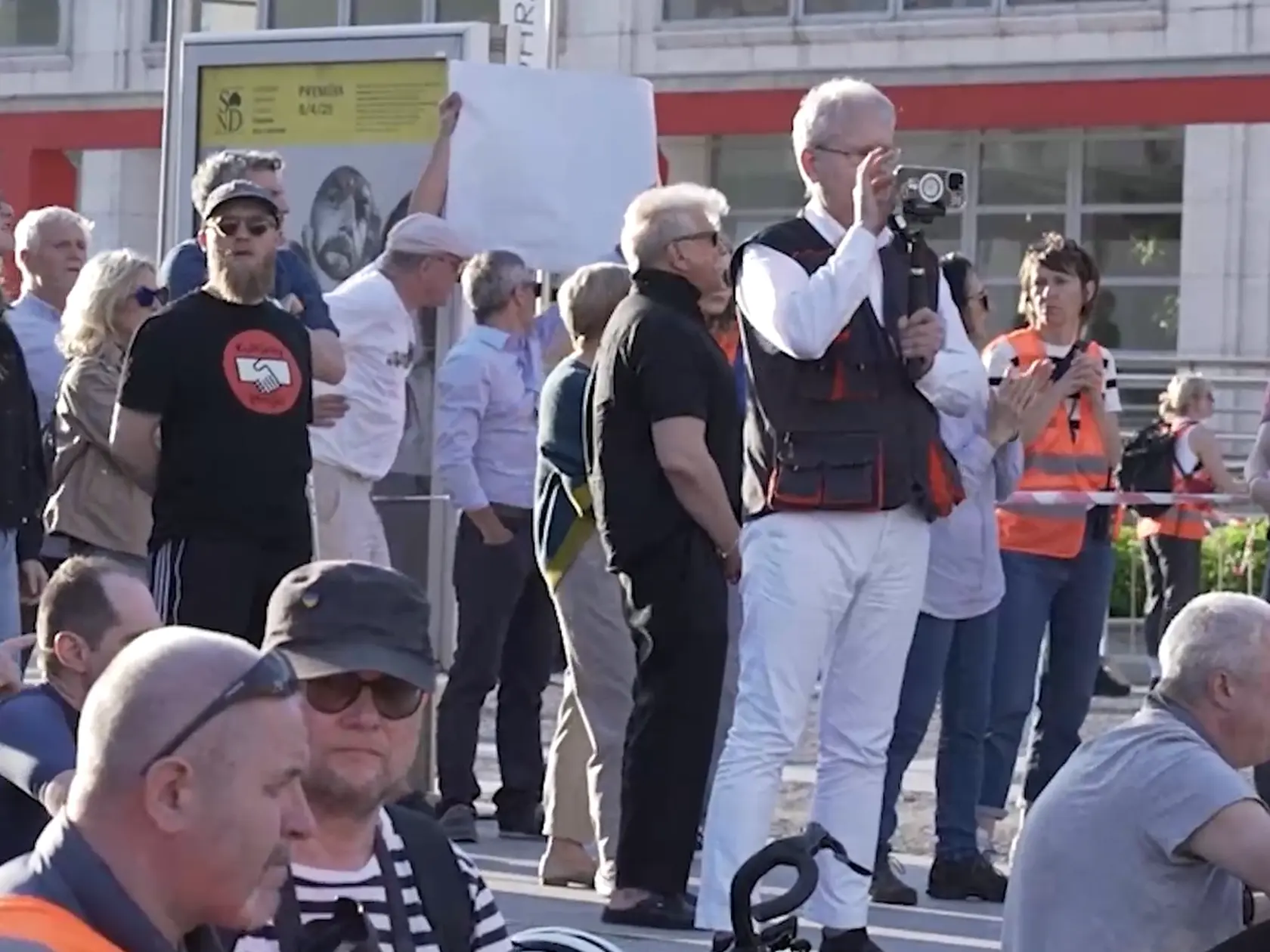 Richard Stanke (v čiernom, v strede) na proteste nesúhlasu s koncertom Anny Netrebko. Herec skandoval "Hanba divákom".