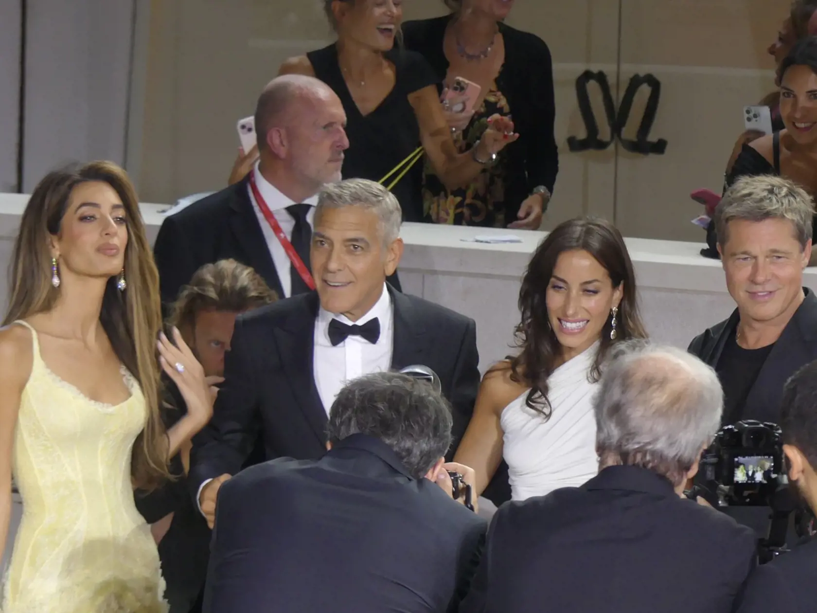 Amal Clooney otriasla 81. ročníkom filmového festivalu v Benátkach v úžasných žltých korzetových šatách.
