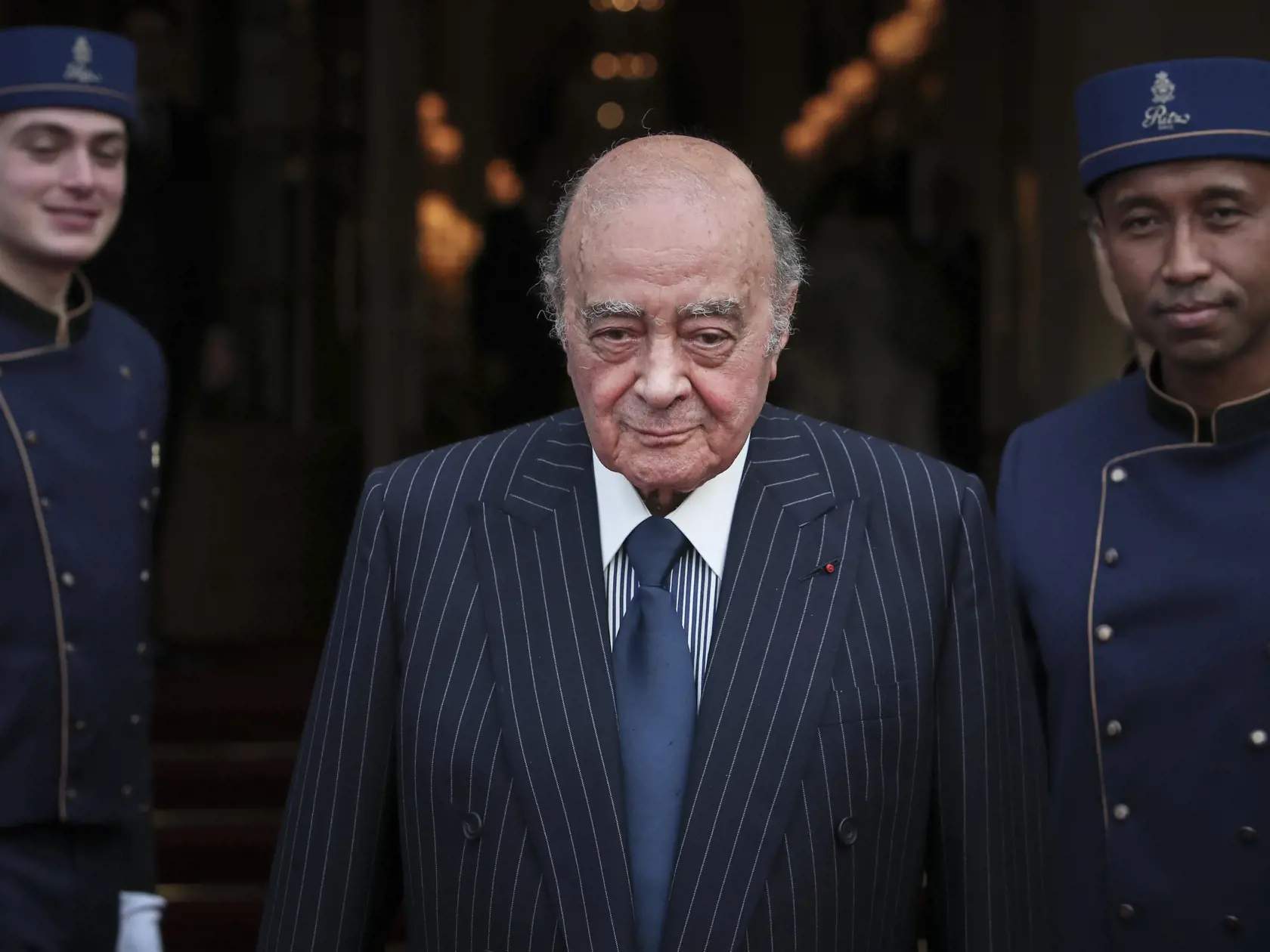 Na archívnej snímke z 27. júna 2016 egyptský podnikateľ a majiteľ hotela Ritz Mohamed Al-Fayed pózuje so zamestnancami hotela v Paríži. Civilné žaloby podalo najmenej 37 žien z celého sveta na luxusný londýnsky obchodný dom Harrods a parížsky luxusný hotel Ritz. Týkajú sa sexuálneho zneužívania, ktorého sa údajne dopustil ich bývalý majiteľ, egyptský podnikateľ Mohamed Al-Fayed, ktorý zomrel v auguste v roku 2023 vo veku 94 rokov.